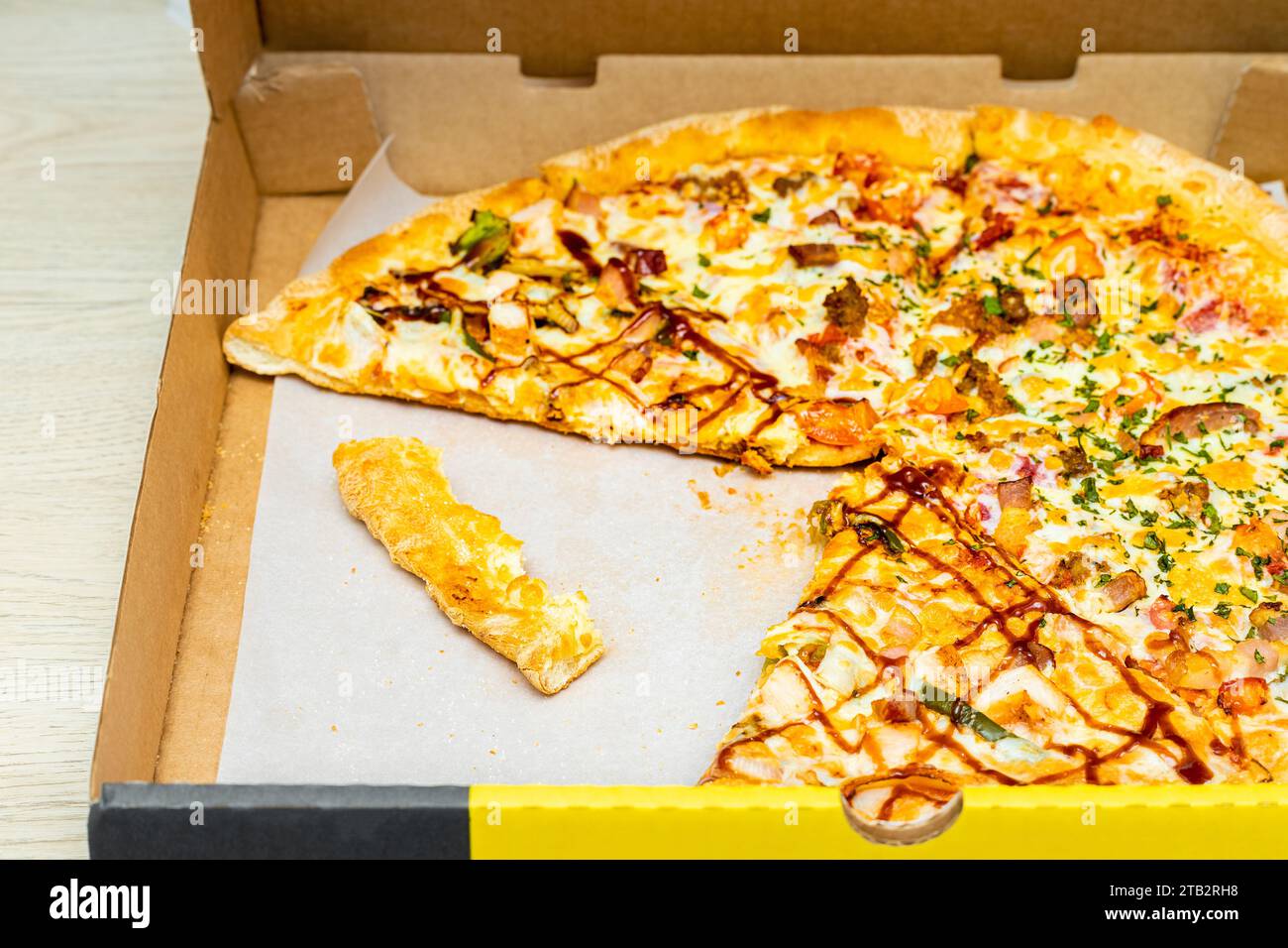 la croûte de bordure de pizza sèche se trouve dans une boîte. croûte de bordure de pizza. restes de pizza sur la table. Photo de haute qualité Banque D'Images