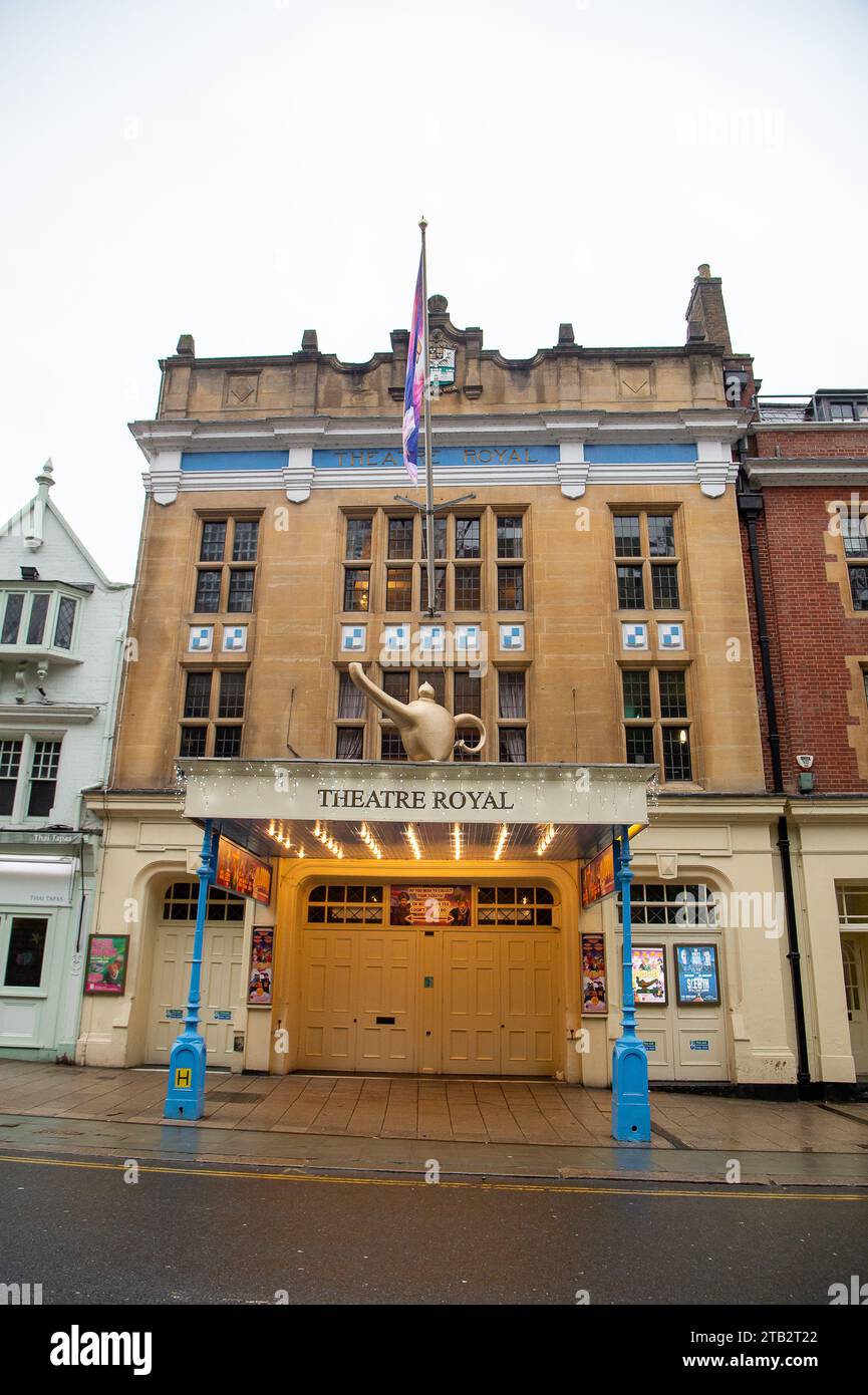 Windsor, Berkshire, Royaume-Uni. 4 décembre 2023. La ville royale de Windsor est prête pour Noël. Cette année, le Panto de Noël au Théâtre Royal est Aladdin. Crédit : Maureen McLean/Alamy Live News Banque D'Images