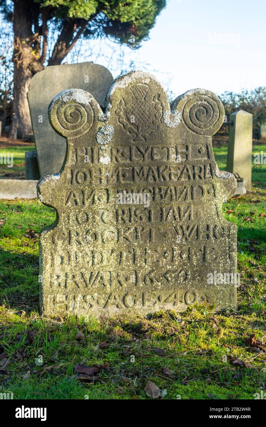 Une vieille pierre tombale dans l'église West Kirk, Culross, Fife, Écosse Banque D'Images