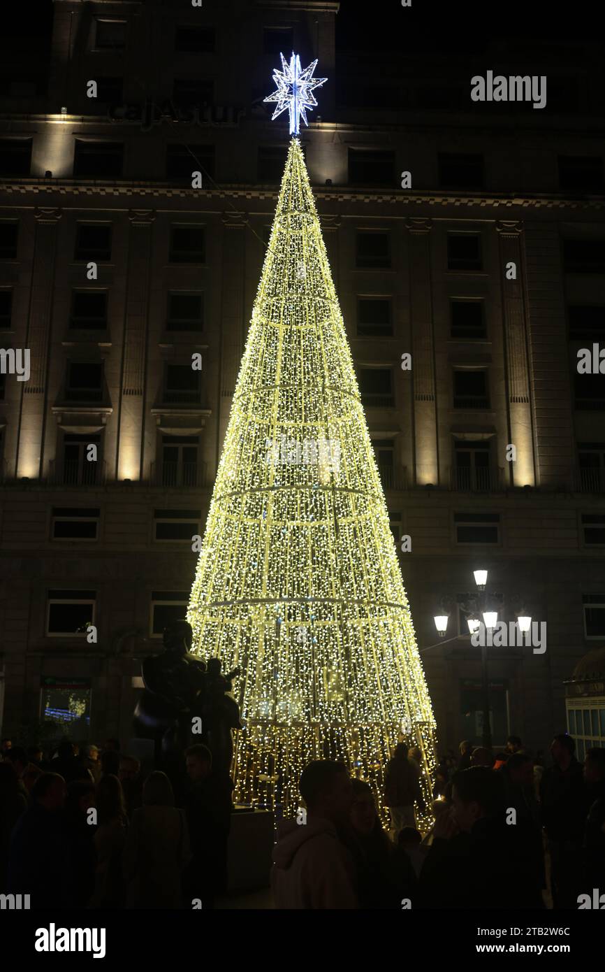 Oviedo, Asturies, Espagne. 3 décembre 2023. Oviedo, Espagne, le 02 décembre 2023 : un arbre de Noël pendant l'éclairage et le marché de Noël, le 02 décembre 2023, à Oviedo, Espagne. (Image de crédit : © Alberto Brevers/Pacific Press via ZUMA Press Wire) USAGE ÉDITORIAL SEULEMENT! Non destiné à UN USAGE commercial ! Banque D'Images