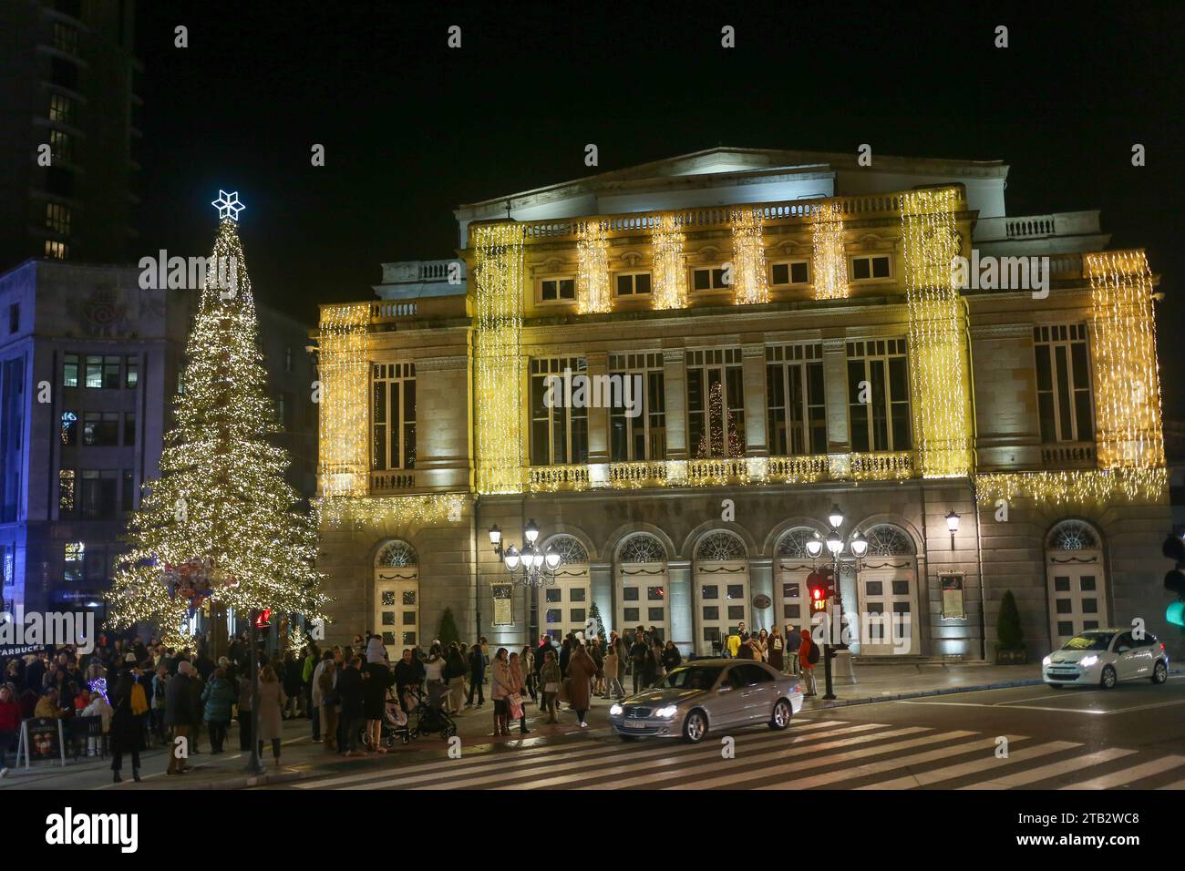 Oviedo, Asturies, Espagne. 3 décembre 2023. Oviedo, Espagne, 02 décembre 2023 : le Théâtre Campoamor avec éclairage de Noël pendant l'éclairage et le marché de Noël, le 02 décembre 2023, à Oviedo, Espagne. (Image de crédit : © Alberto Brevers/Pacific Press via ZUMA Press Wire) USAGE ÉDITORIAL SEULEMENT! Non destiné à UN USAGE commercial ! Banque D'Images