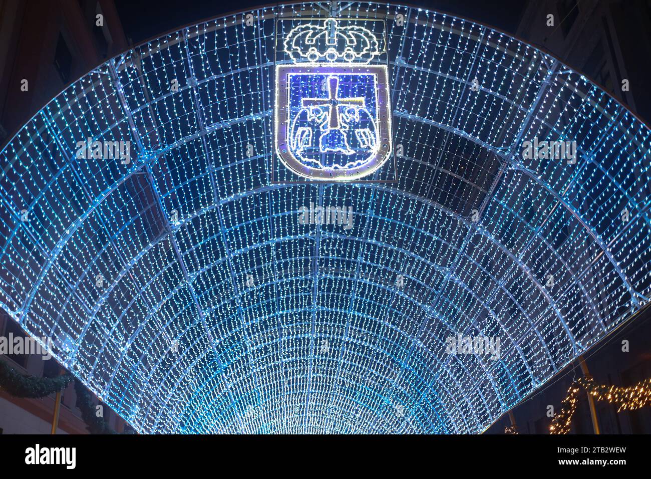 Oviedo, Asturies, Espagne. 3 décembre 2023. Oviedo, Espagne, 02 décembre 2023 : le bouclier de la ville d'Oviedo illuminé lors de l'éclairage et du marché de Noël, le 02 décembre 2023, à Oviedo, Espagne. (Image de crédit : © Alberto Brevers/Pacific Press via ZUMA Press Wire) USAGE ÉDITORIAL SEULEMENT! Non destiné à UN USAGE commercial ! Banque D'Images