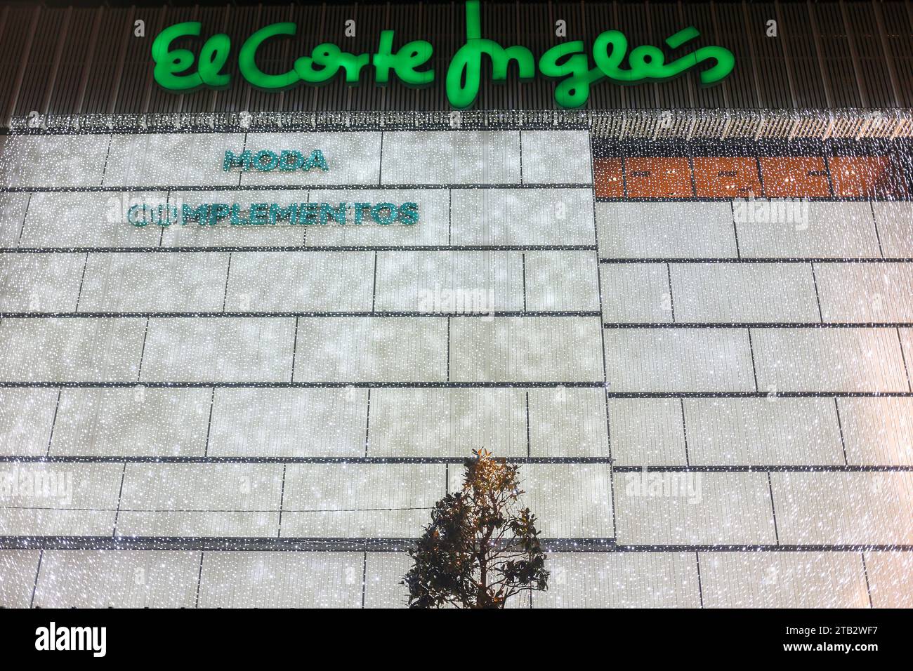 Oviedo, Asturies, Espagne. 3 décembre 2023. Oviedo, Espagne, le 2 décembre 2023 : El Corte Ingles a également illuminé ses magasins lors du marché et éclairage de Noël, le 2 décembre 2023, à Oviedo, en Espagne. (Image de crédit : © Alberto Brevers/Pacific Press via ZUMA Press Wire) USAGE ÉDITORIAL SEULEMENT! Non destiné à UN USAGE commercial ! Banque D'Images