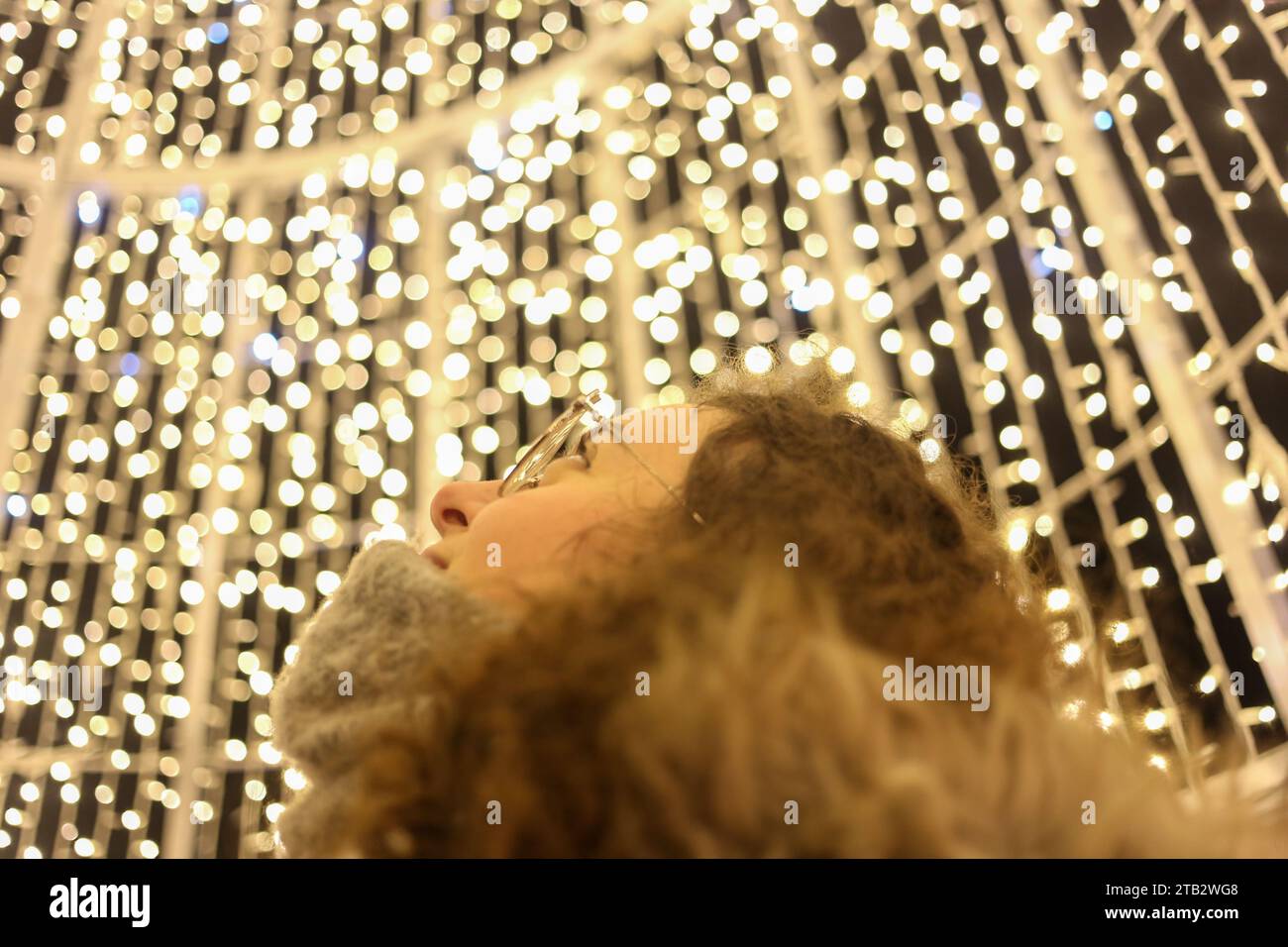 Oviedo, Asturies, Espagne. 3 décembre 2023. Oviedo, Espagne, le 2 décembre 2023 : une fille observe les lumières du sapin de Noël pendant l'éclairage et le marché de Noël, le 2 décembre 2023, à Oviedo, en Espagne. (Image de crédit : © Alberto Brevers/Pacific Press via ZUMA Press Wire) USAGE ÉDITORIAL SEULEMENT! Non destiné à UN USAGE commercial ! Banque D'Images