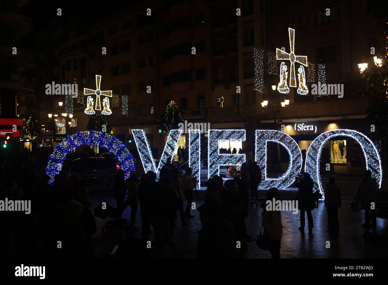 Oviedo, Asturies, Espagne. 3 décembre 2023. Oviedo, Espagne, le 2 décembre 2023 : les lettres d'Oviedo illuminées pendant l'éclairage et le marché de Noël, le 2 décembre 2023, à Oviedo, Espagne. (Image de crédit : © Alberto Brevers/Pacific Press via ZUMA Press Wire) USAGE ÉDITORIAL SEULEMENT! Non destiné à UN USAGE commercial ! Banque D'Images
