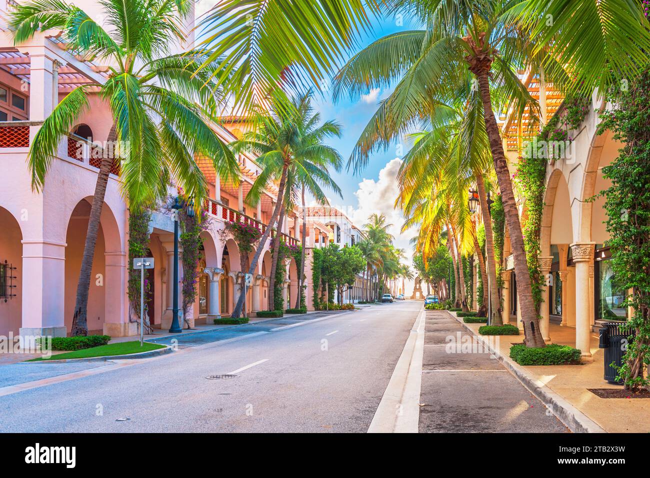 Palm Beach, Floride, États-Unis à Worth Ave par une belle journée. Banque D'Images