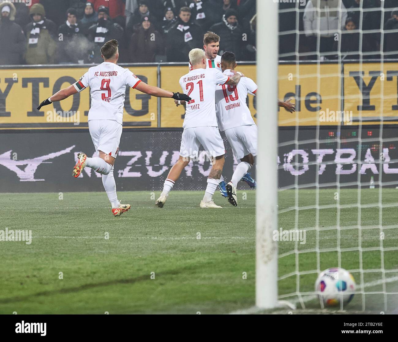 Augsbourg, Deutschland. 03 décembre 2023. Torjubel nach einem Abseits-Treffer von Felix Uduokhai (FC Augsbourg #19), Ermedin Demirovic (FC Augsbourg #9), Phillip Tietz (FC Augsbourg #21), Elvis Rexhbecaj (FC Augsbourg #8) ; FC Augsbourg vs Eintracht Francfort, 13. SPIELTAG ; LES RÈGLEMENTS DU LDF INTERDISENT TOUTE UTILISATION DE PHOTOGRAPHIES COMME SÉQUENCES D'IMAGES ET/OU QUASI-VIDÉO. Crédit : dpa/Alamy Live News Banque D'Images