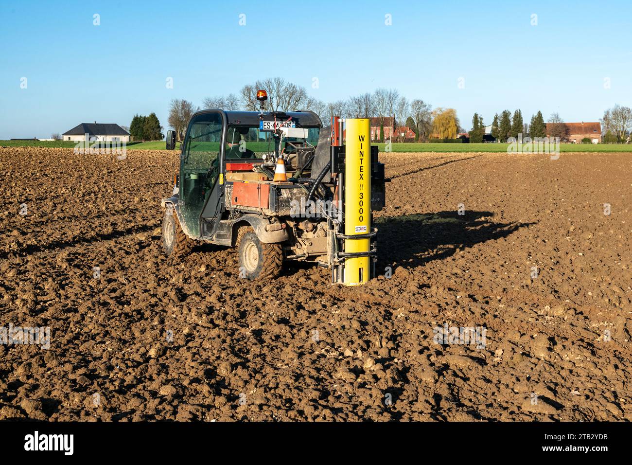 Analyse annuelle de la teneur en azote dans une parcelle de blé. Échantillonnage effectué à l'aide d'un quad équipé d'une vis sans fin hydraulique automatique pour le carottage du sol. TEC Banque D'Images