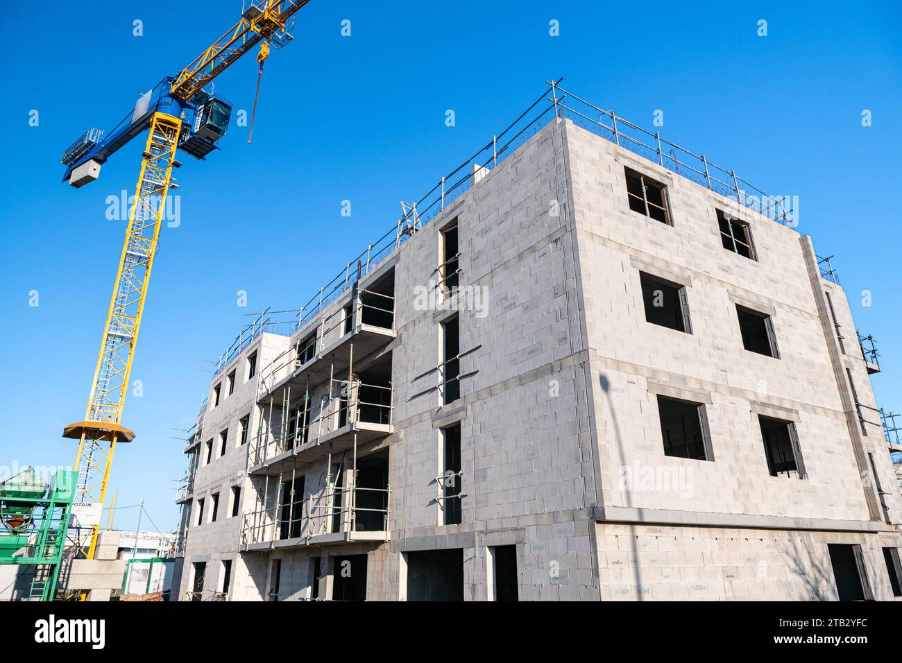 Construction d'un complexe résidentiel de luxe : grue sur le chantier et bâtiment en construction Banque D'Images