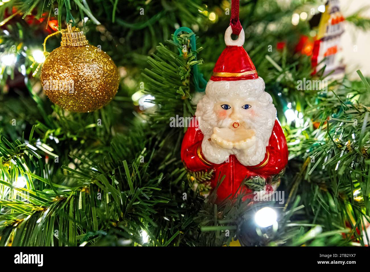 Gros plan d'un ornement d'arbre de Noël père accroché dans l'arbre de Noël Banque D'Images