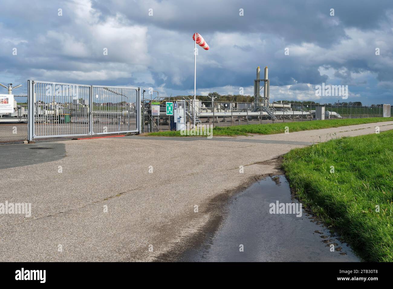 Installation de gaz à Moddergat Friesland. Le Nederlandse Aardolie Maatschappij ou NAM extrait du gaz naturel de la mer des Wadden sous réserve naturelle. Banque D'Images