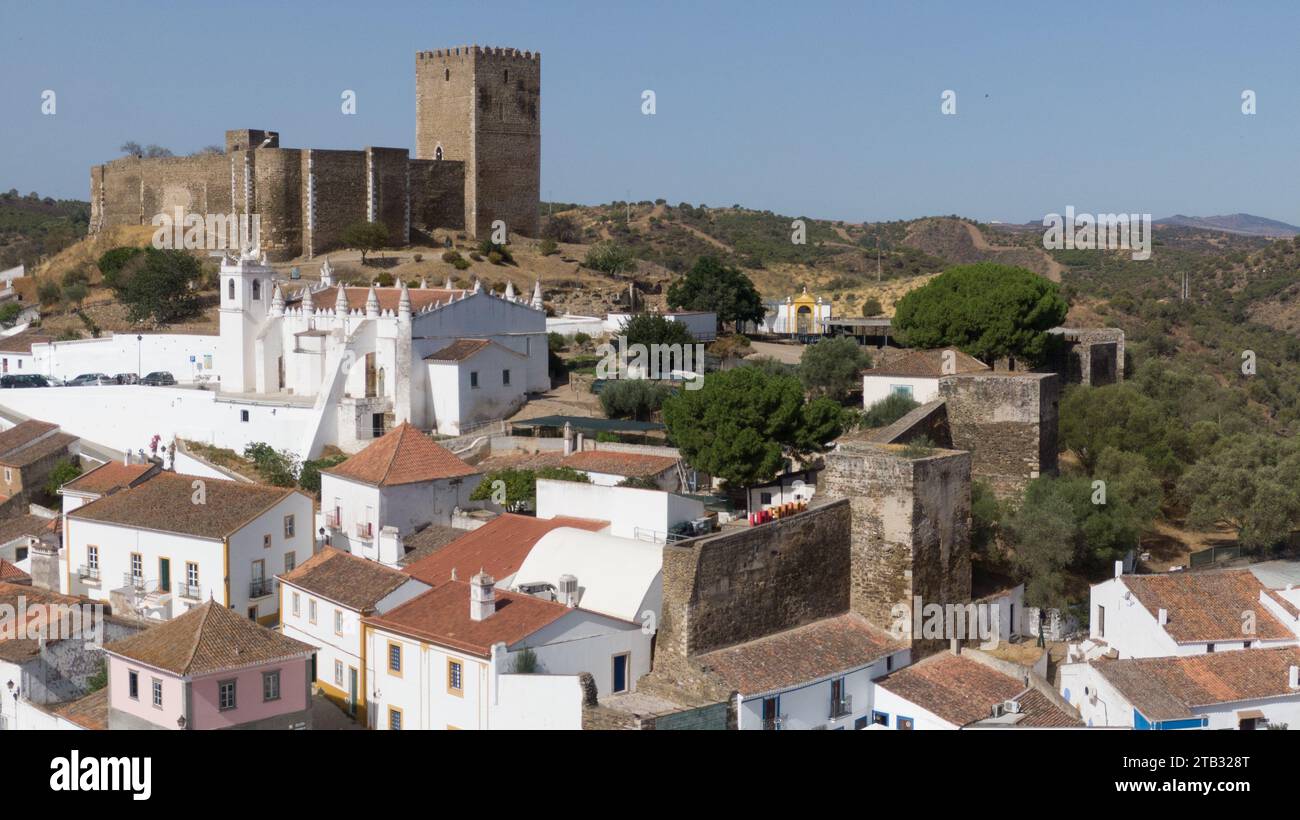 Château de Mértola w maisons blanches et église dans la ville historique perchée au-dessus de la vallée de Guadiana dans l'Alentejo Portugal paysage de forteresse médiévale. Août 2022 Banque D'Images