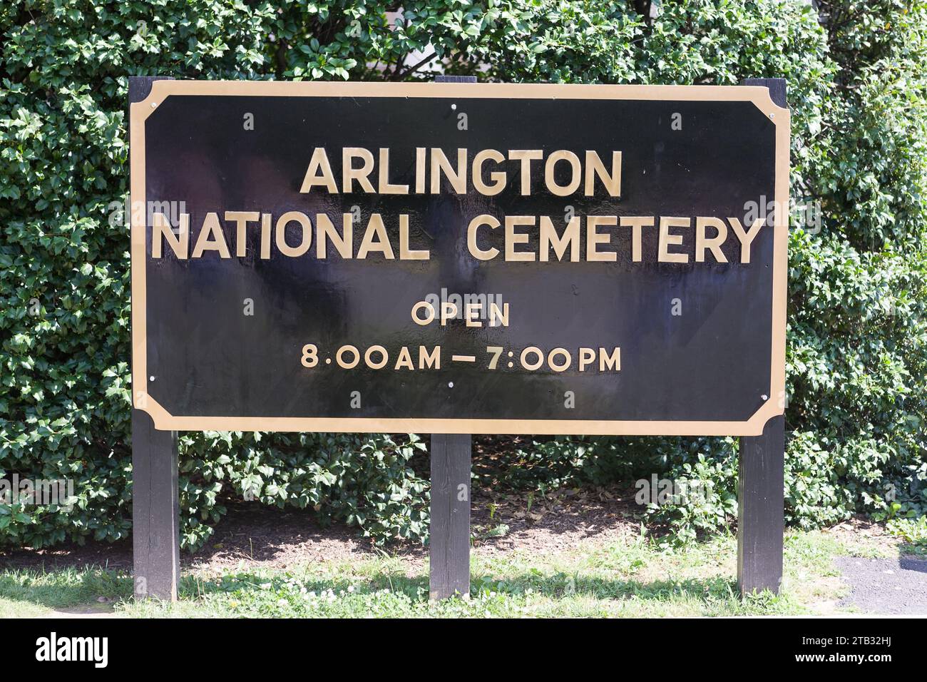 Panneau au cimetière d'Arlington indiquant les heures d'ouverture. Washington, DC, États-Unis Banque D'Images