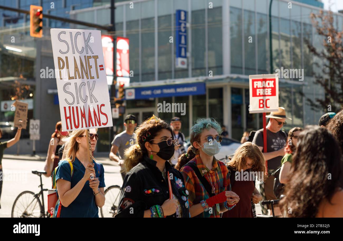 Vancouver, Canada - 15 septembre 2023 ; vue du signe Sick Planet Sick Humans dans le cadre de la grève mondiale sur le climat devant l'hôtel de ville de Vancouver Banque D'Images