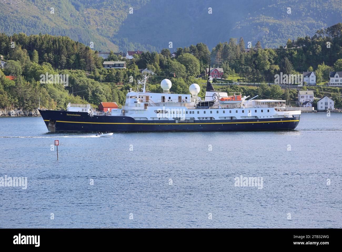 Le charmant petit bateau de croisière classique MS SERENISSIMA, Noble Caledonia Cruising. Ferry côtier norvégien converti en luxueux navire à passagers élégant Banque D'Images