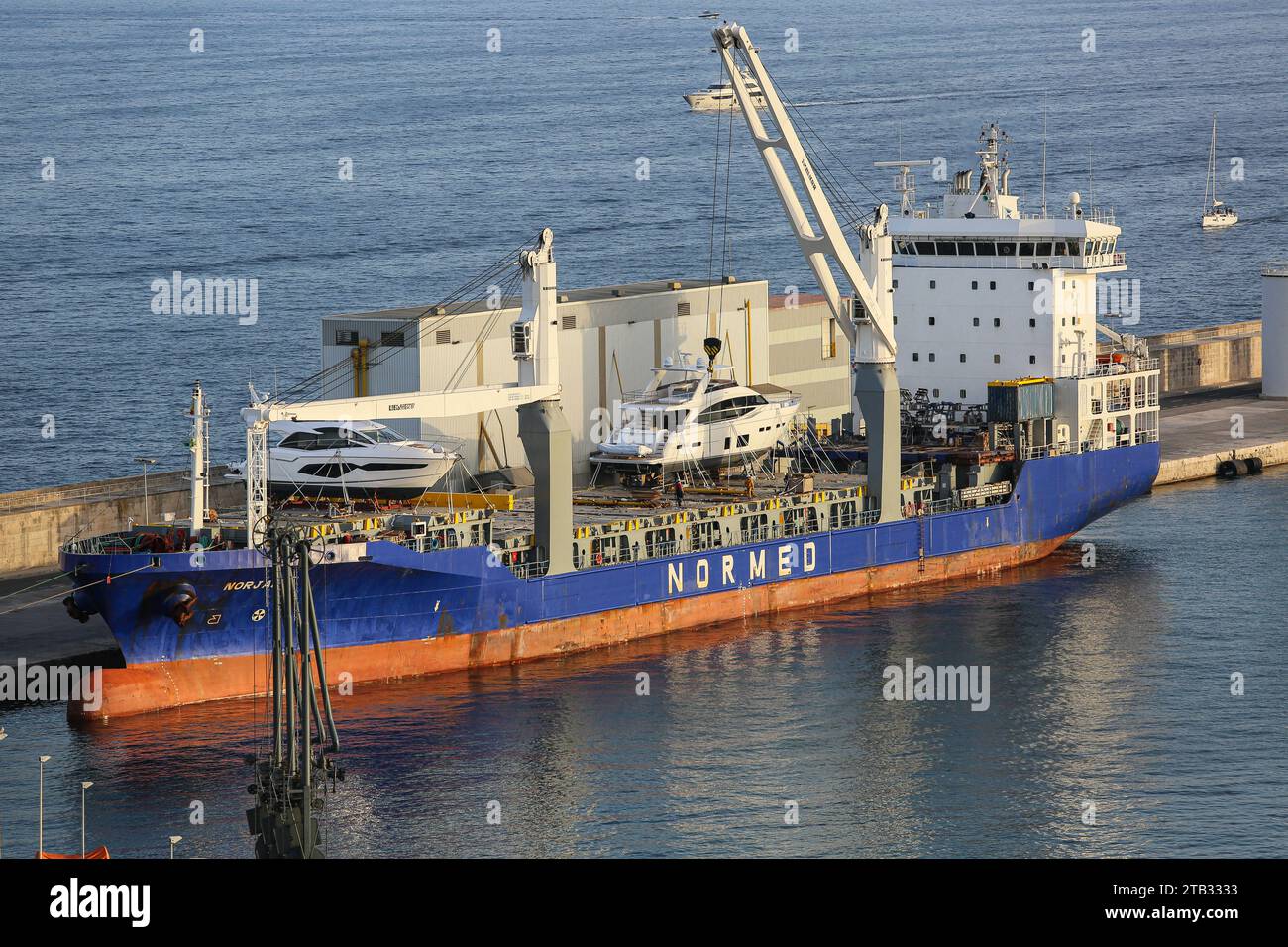 Opération de chargement de yacht à bord du navire polyvalent spécialisé MV NORJAN, Normed Shipping Company, transport de yachts, cargo de pont, fret de luxe Banque D'Images