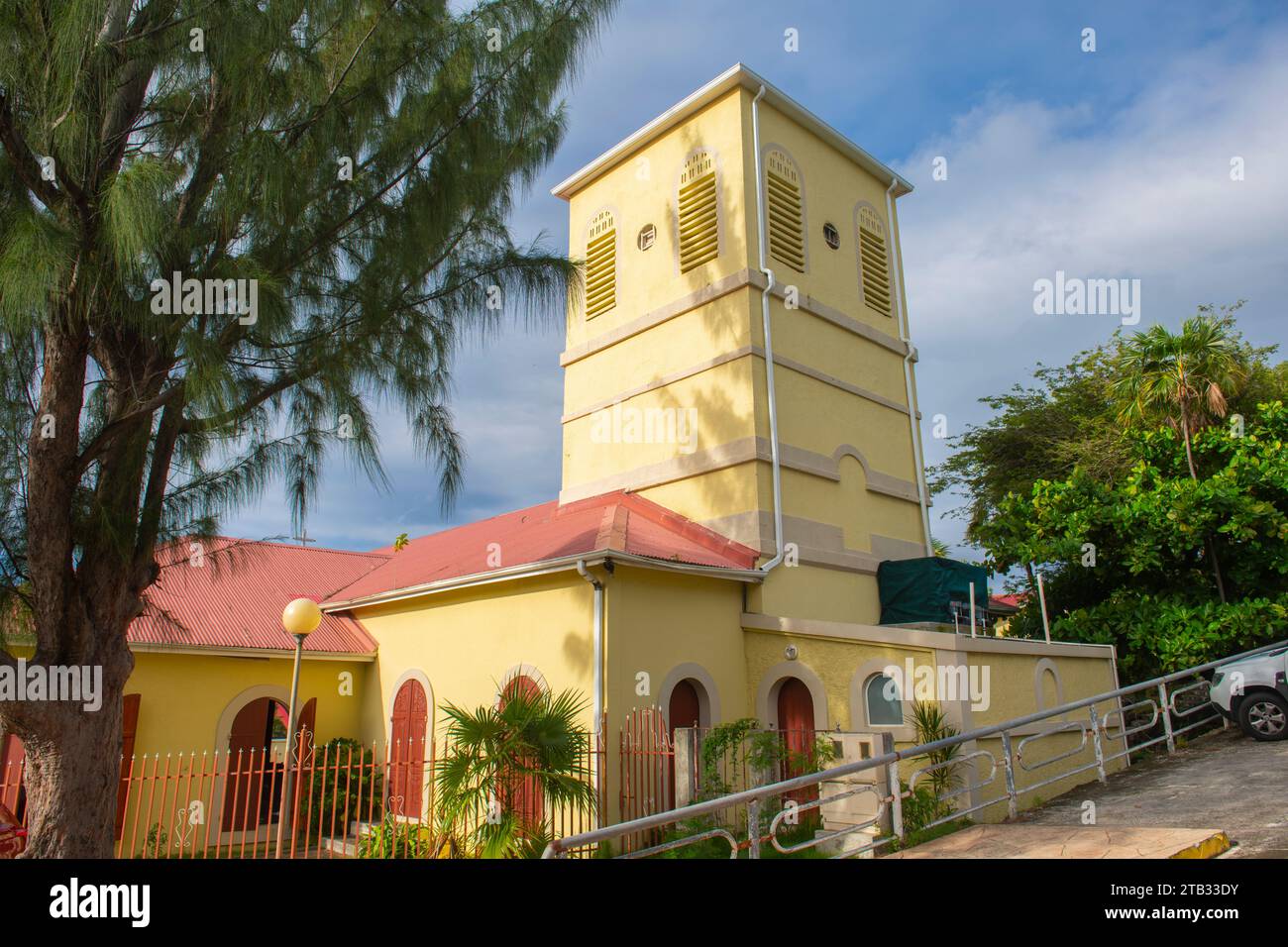 Église catholique romaine Marigot (Église Saint-Martin de Tours) dans le centre historique de Marigot, collectivité française de Saint Martin. Banque D'Images