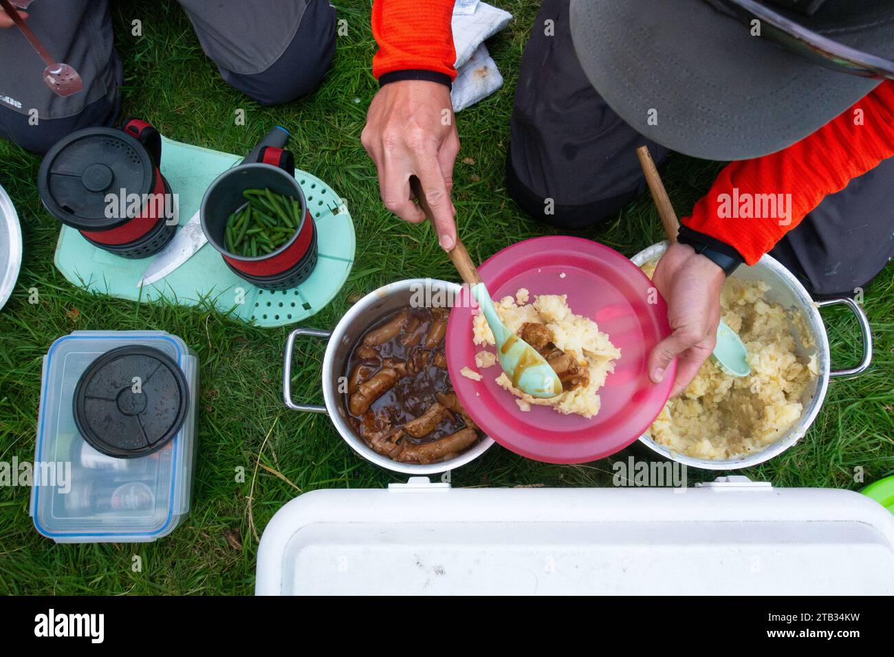 Saucisses et purée - cuisine en plein air camping - Royaume-Uni Banque D'Images