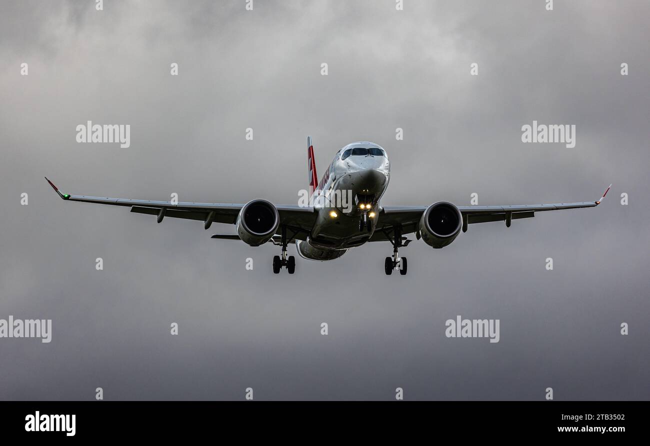 Swiss International Airlines Ein Airbus A220-300 von Swiss International Airlines befindet sich im Landeanflug auf die piste 28 des Flughafen Zürich. Immatriculation HB-JBF. Zürich, Suisse, 11.11.2023 *** Swiss International Airlines un Airbus A220 300 de Swiss International Airlines approche de la piste 28 de l'aéroport de Zurich immatriculation HB JBF Zurich, Suisse, 11 11 2023 crédit : Imago/Alamy Live News Banque D'Images