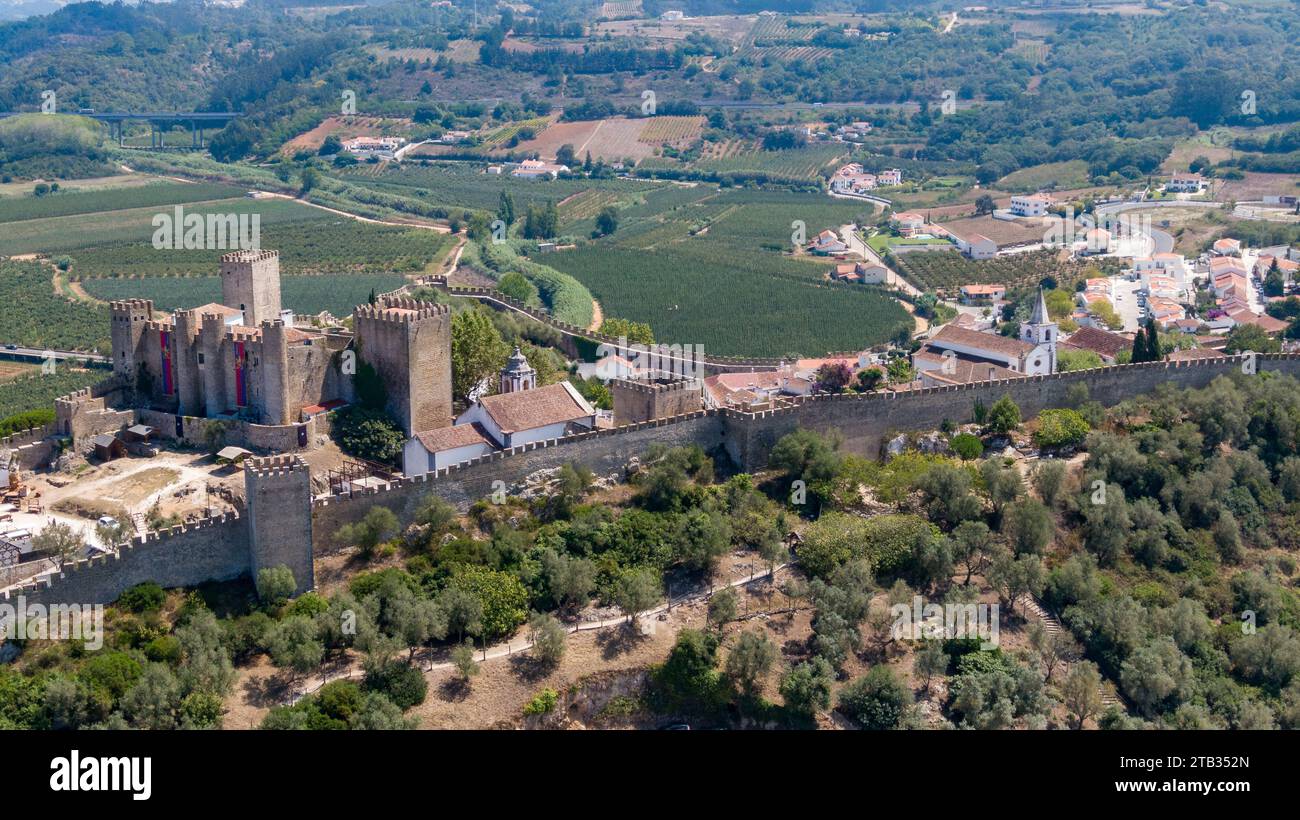 Óbidos murailles médiévales et château surplombant la ville blanche historique et le paysage de campagne dans le centre du Portugal site du patrimoine fortifié. Août 2022 Banque D'Images