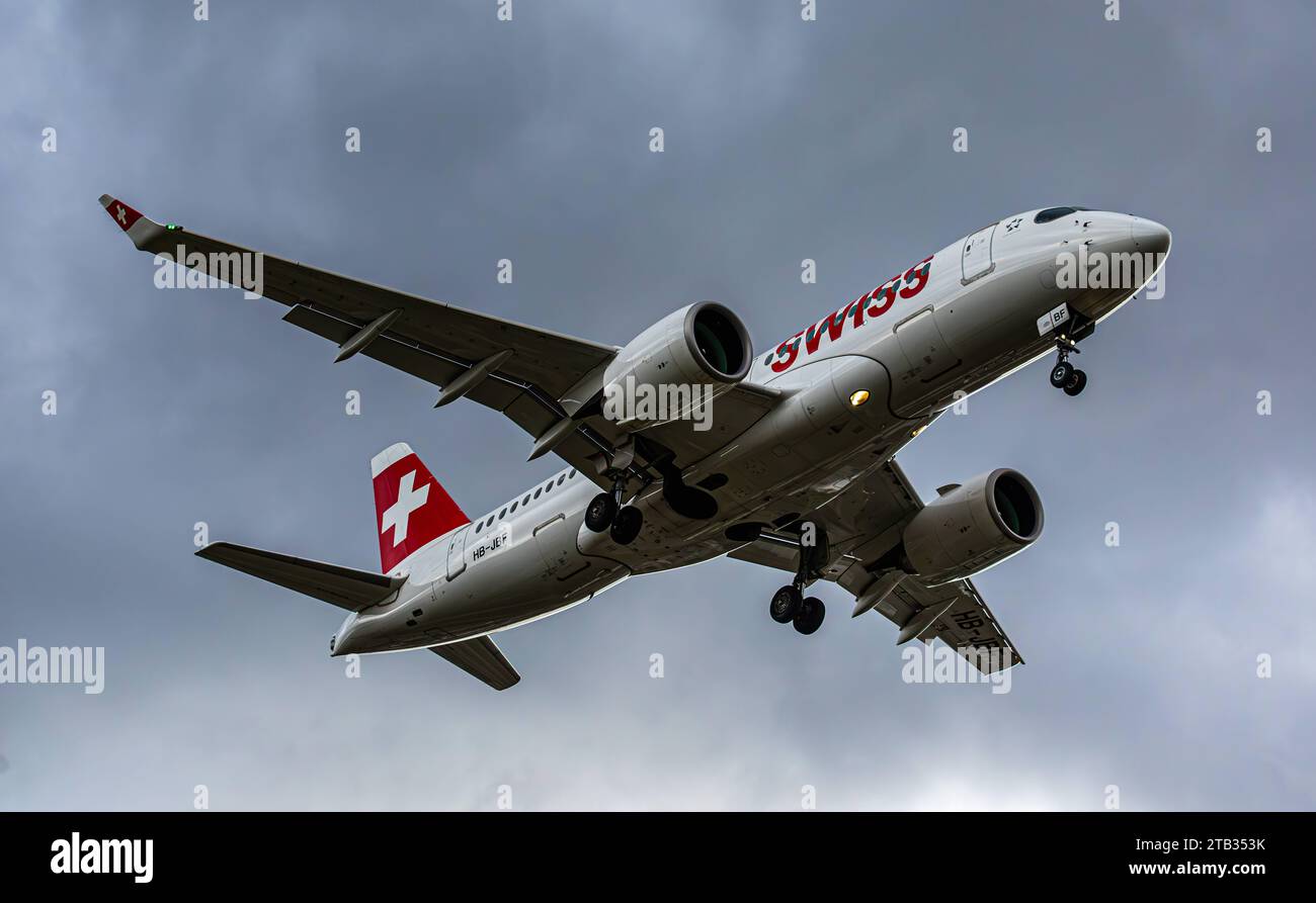 Swiss International Airlines Ein Airbus A220-300 von Swiss International Airlines befindet sich im Landeanflug auf die piste 28 des Flughafen Zürich. Immatriculation HB-JBF. Zürich, Suisse, 11.11.2023 *** Swiss International Airlines un Airbus A220 300 de Swiss International Airlines approche de la piste 28 de l'aéroport de Zurich immatriculation HB JBF Zurich, Suisse, 11 11 2023 crédit : Imago/Alamy Live News Banque D'Images