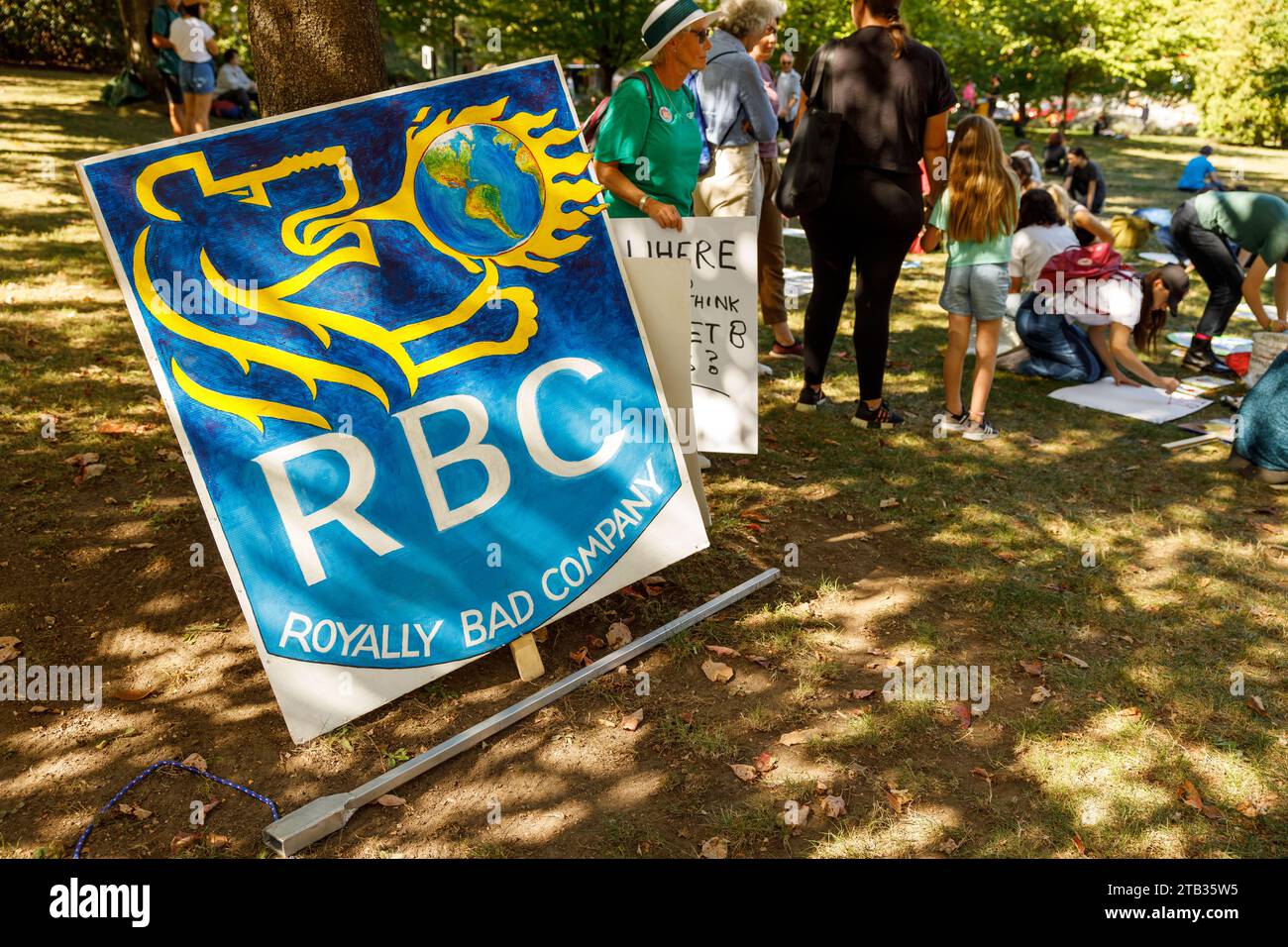 Vancouver, Canada - 15 septembre 2023 : un signe RBC (Royally Bad Company) dans le cadre de la grève mondiale sur le climat à Vancouver Banque D'Images