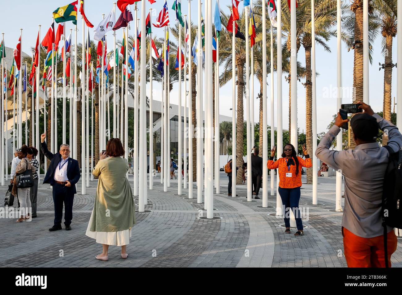 Les participants marchent sur les alliés du lieu de la conférence lors de la COP28, la Conférence des Nations Unies sur les changements climatiques, organisée par la CCNUCC au Dubai Exhibition Center, Émirats arabes Unis, le 4 décembre 2023. La COP28 de la Conférence sur le climat, qui se déroulera du 29 novembre au 12 décembre, les dirigeants traceront leur chemin vers les objectifs climatiques nationaux. Banque D'Images