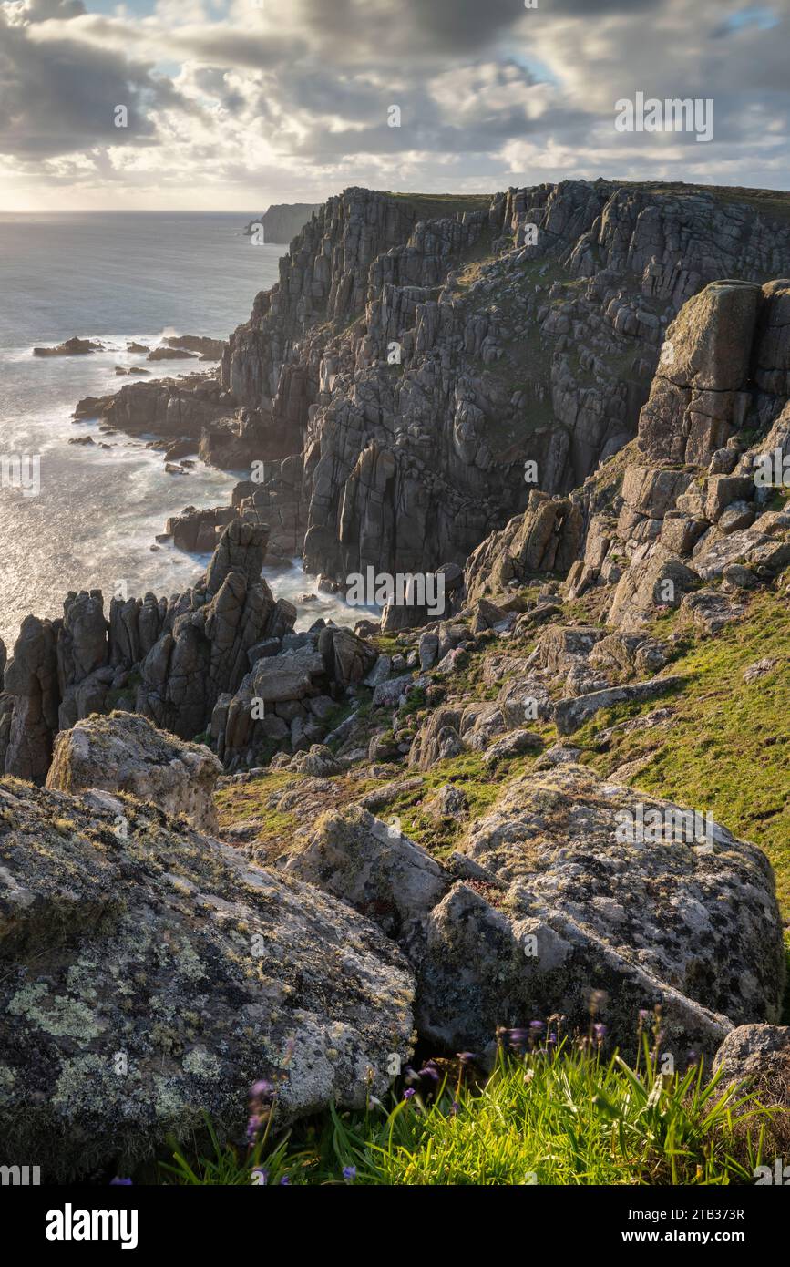 Falaises de granit spectaculaires à Gwennap Head en Cornouailles, en Angleterre. Printemps (mai) 2022. Banque D'Images