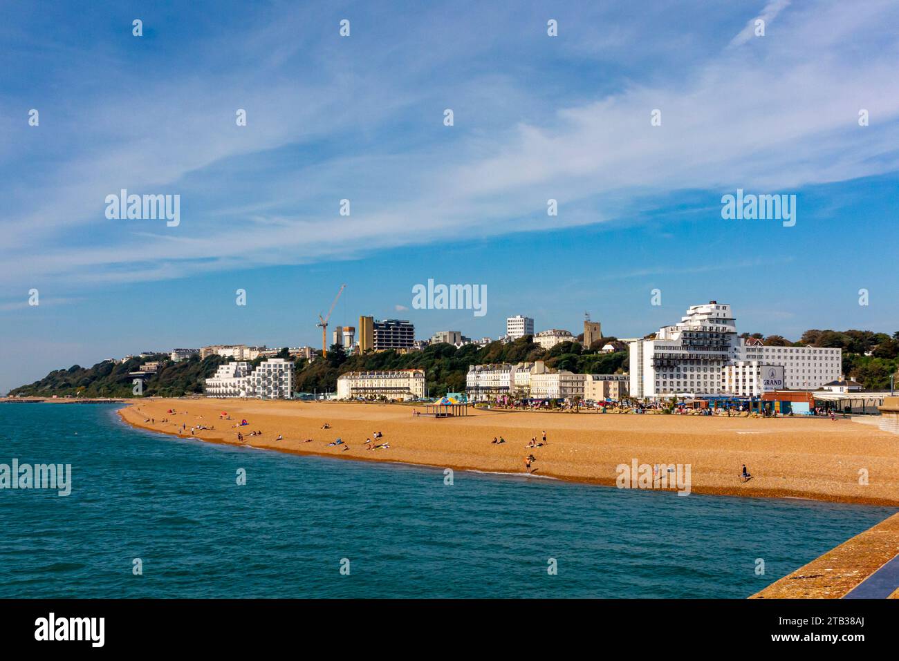 Vue du port de Folkestone Kent UK une ville portuaire sur la Manche dans le sud-est de l'Angleterre avec un ciel bleu au-dessus. Banque D'Images