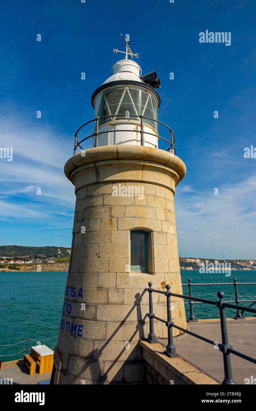 Le phare de granit restauré sur le Pier Head à Folkestone Harbour dans le Kent Angleterre Royaume-Uni construit à l'origine entre 1897 et 1904 maintenant classé grade II. Banque D'Images