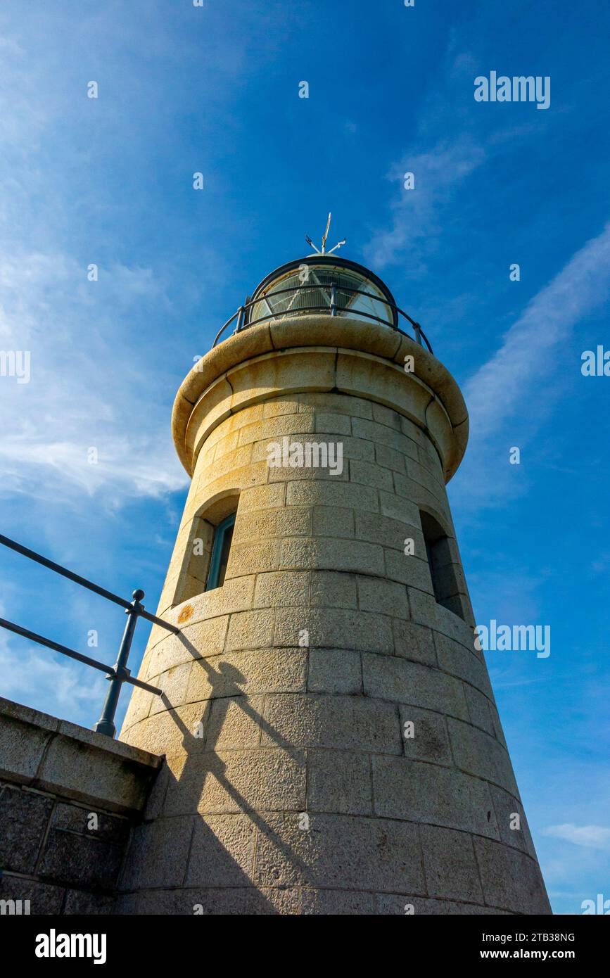 Le phare de granit restauré sur le Pier Head à Folkestone Harbour dans le Kent Angleterre Royaume-Uni construit à l'origine entre 1897 et 1904 maintenant classé grade II. Banque D'Images
