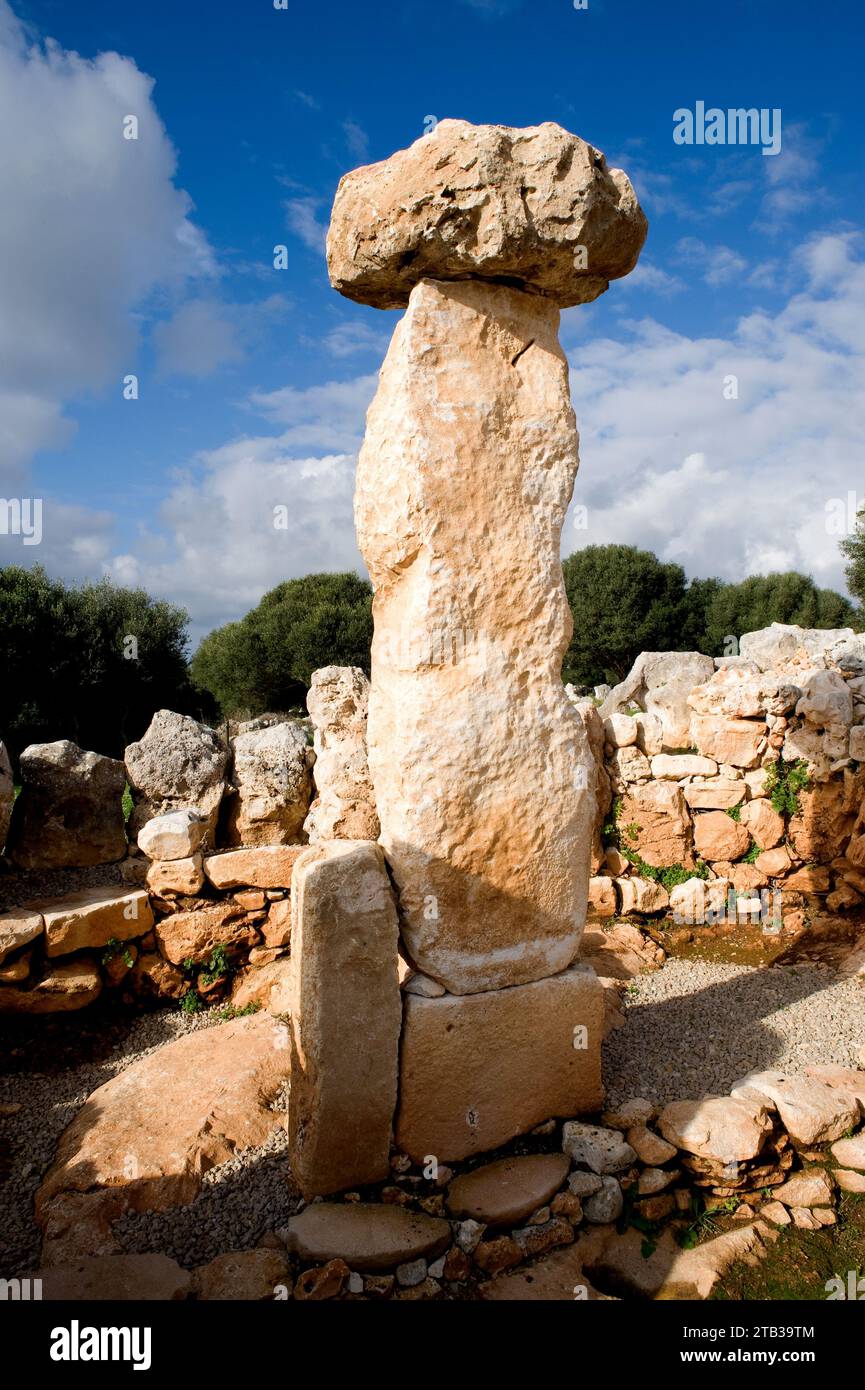 Torre den Galmes ou Gaumes, taula (âge talaiotique). Alaior, Réserve de biosphère de Minorque, Îles Baléares, Espagne. Banque D'Images