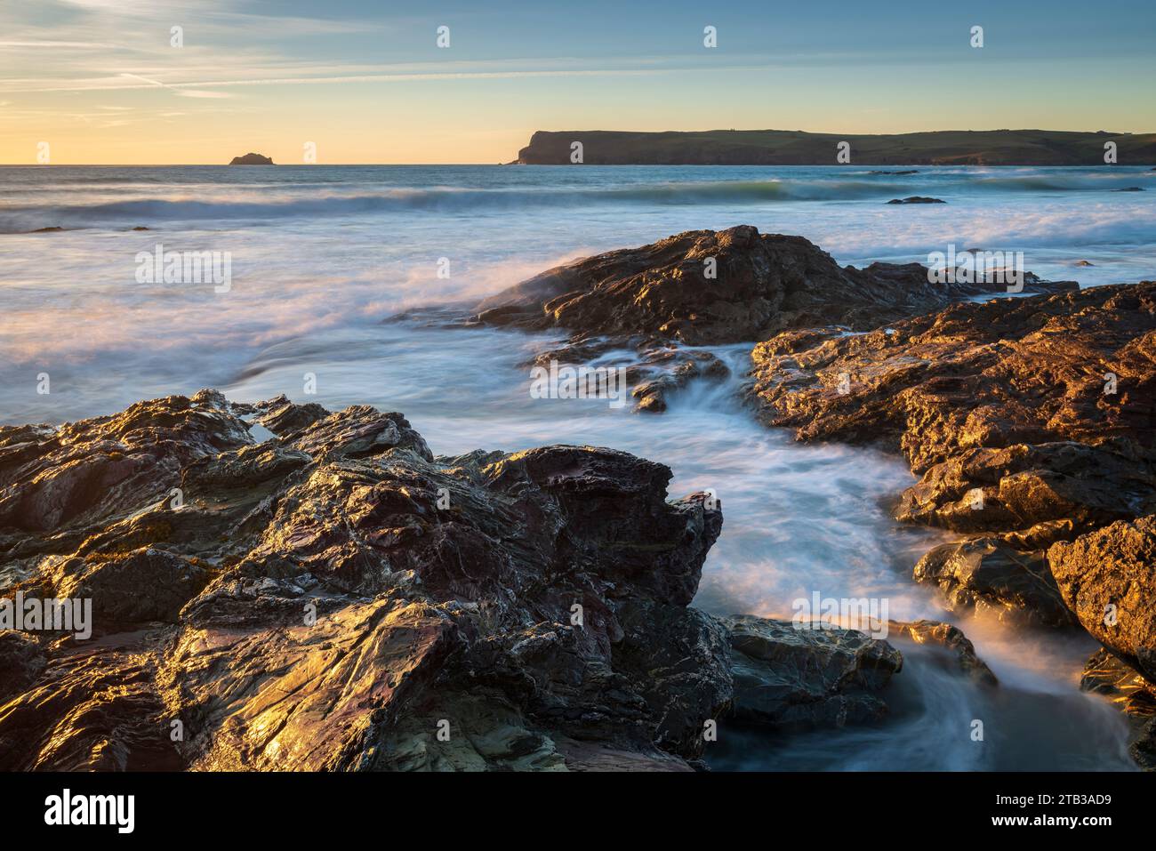 Vue vers Penentier Head depuis Greenaway Beach, Trebetherick, Cornwall. Printemps (juin) 2022. Banque D'Images