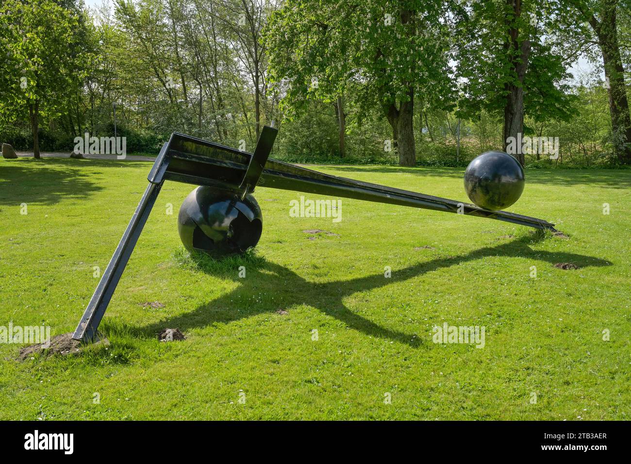 Skulptur von Bernhard Heiliger : Baum zwischen zwei Welten, Skulpturenpark, Schloßpark Gottorf, Schleswig, Schleswig-Holstein, Deutschland *** Sculpture de Bernhard Heiliger arbre entre deux mondes, parc de sculptures, parc du château de Gottorf, Schleswig, Schleswig Holstein, Allemagne crédit : Imago/Alamy Live News Banque D'Images