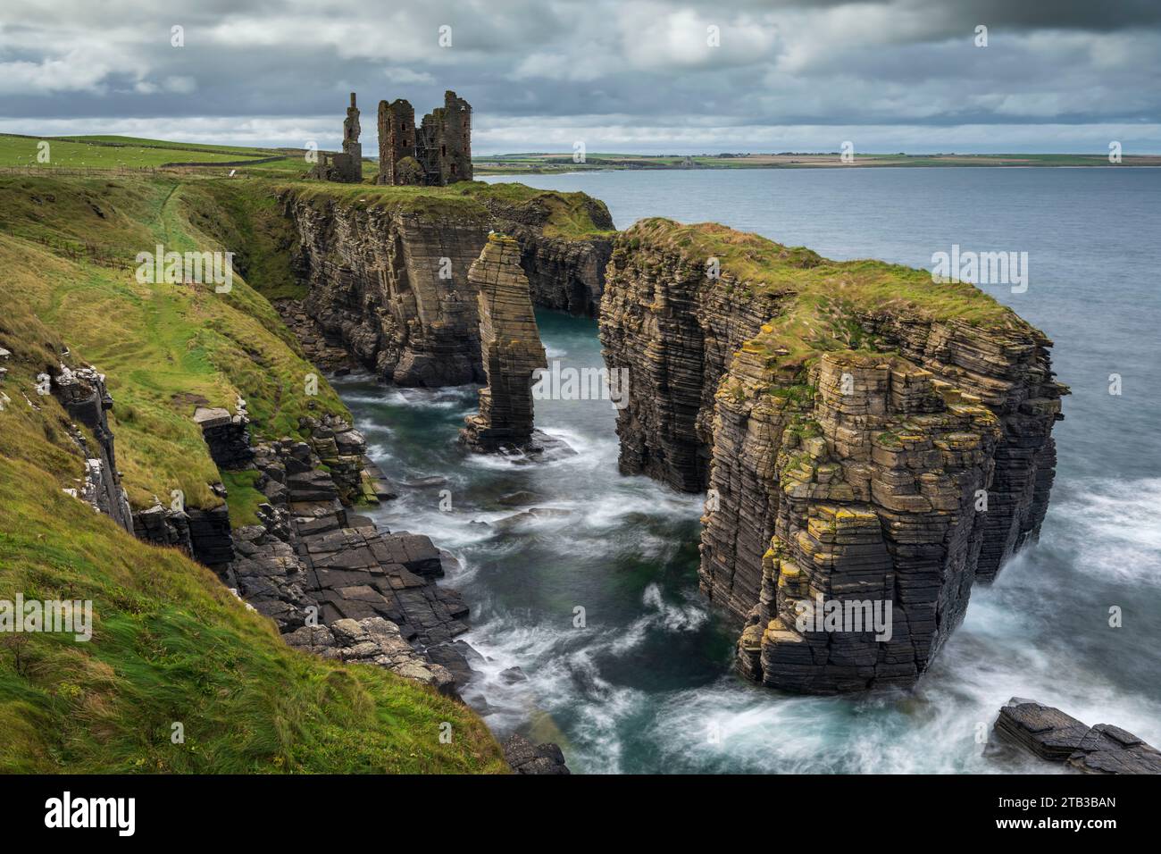Les ruines du château Sinclair Girnigoe, perché sur des falaises spectaculaires près de Wick, Caithness, Écosse. Automne (septembre) 2022. Banque D'Images