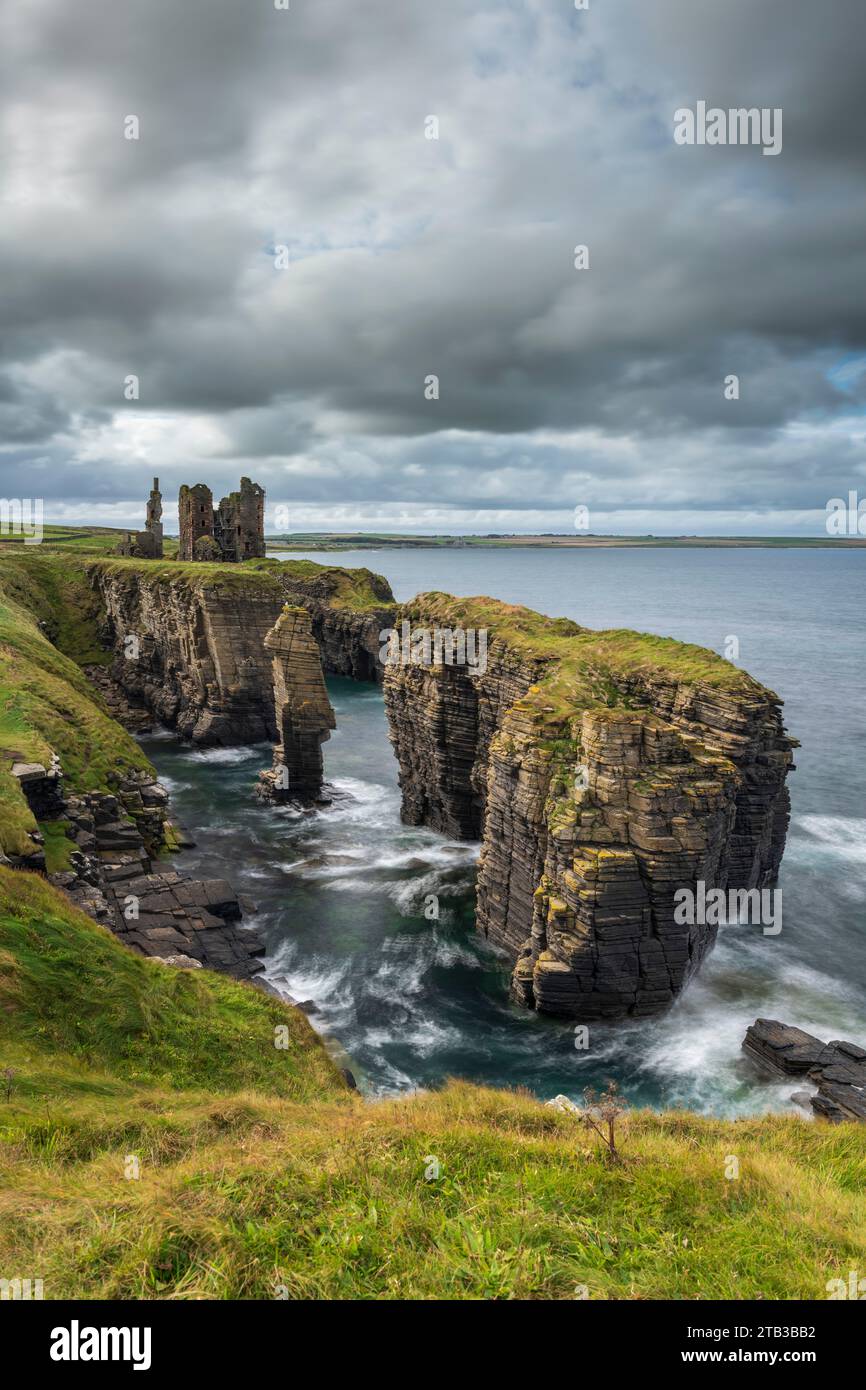 Château Sinclair Girnigoe perché sur un affleurement spectaculaire au sommet d'une falaise près de Wick dans le nord-est de l'Écosse. Automne (septembre) 2022. Banque D'Images