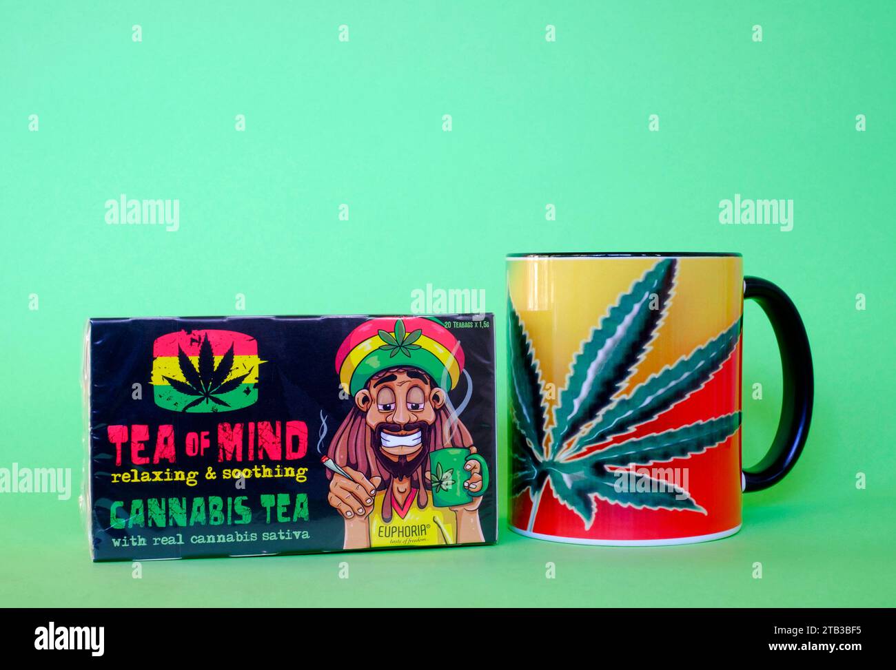 boîte euphoria thé of mind saveur cannabis sachets de thé avec tasse design feuille sur fond vert Banque D'Images