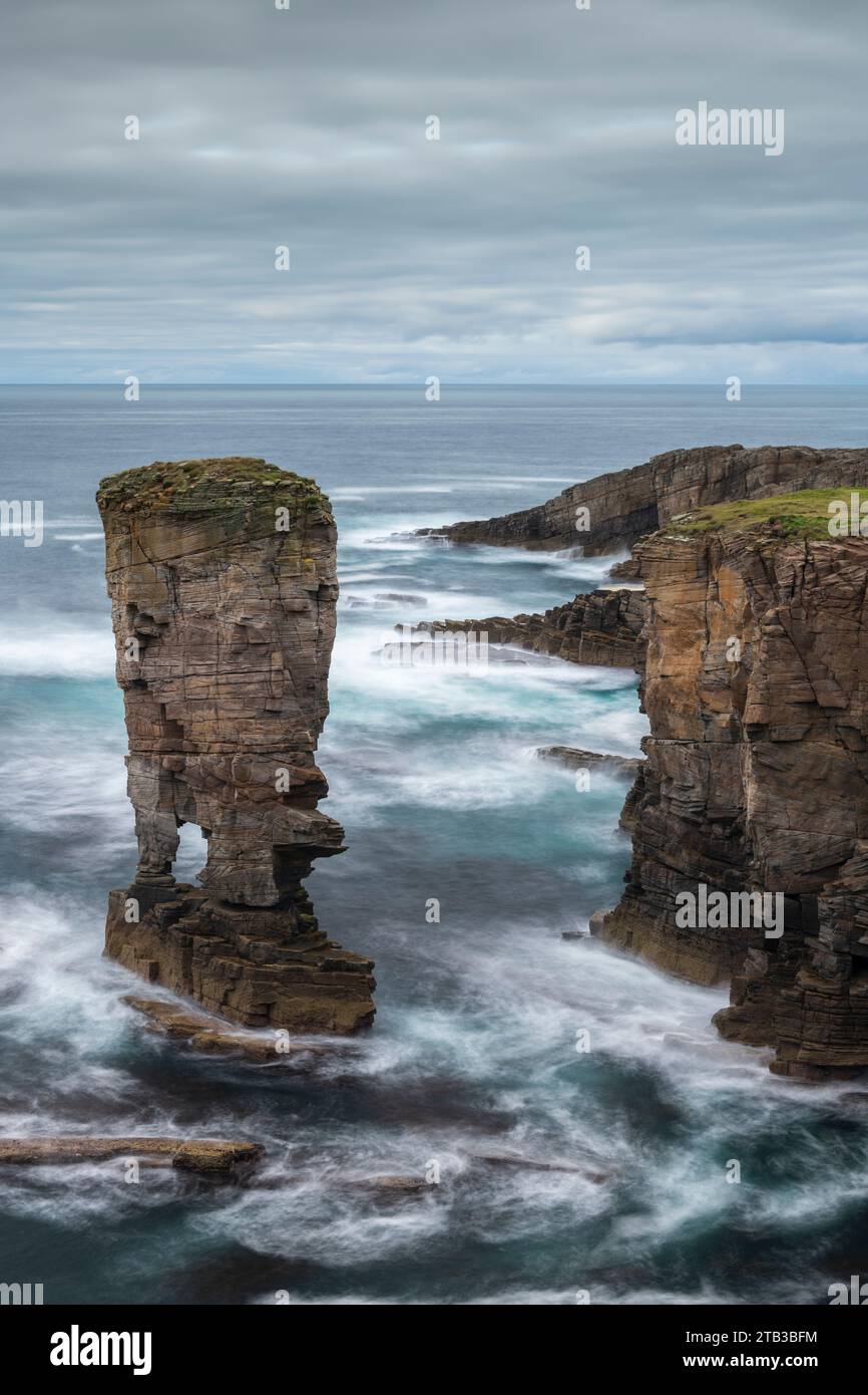 Pile de mer du château de Yesnaby sur la côte ouest sauvage des Orcades continentales, Orcades Island, Écosse. Automne (septembre) 2022. Banque D'Images