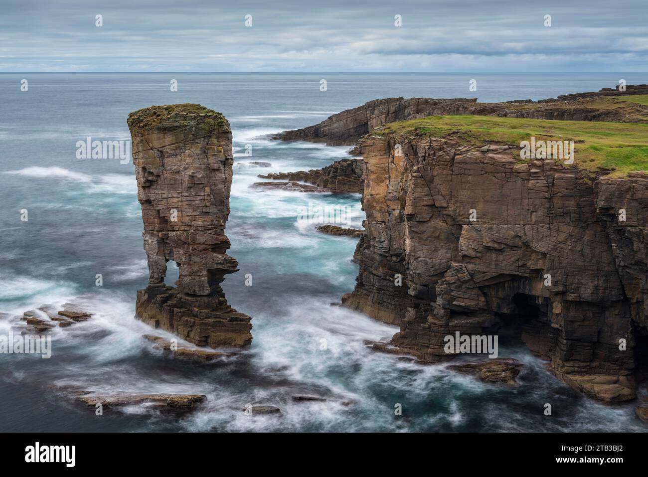 Pile de mer du château de Yesnaby sur la côte ouest sauvage du continent, îles Orcades, Écosse. Automne (octobre) 2022. Banque D'Images