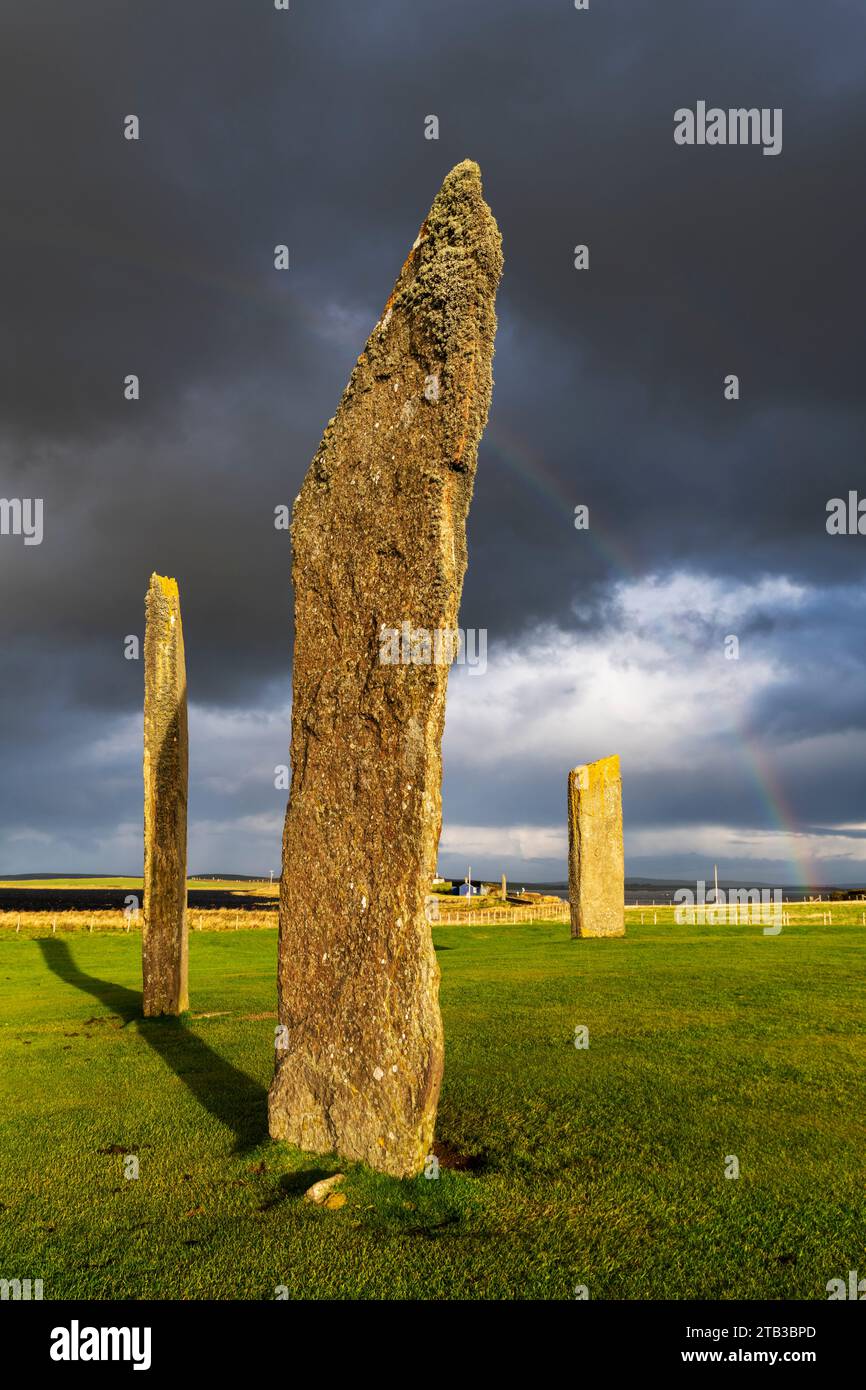 Arc-en-ciel au-dessus des pierres debout mégalithiques de Stenness sur les Orcades continentales, en Écosse. Automne (octobre) 2022. Banque D'Images