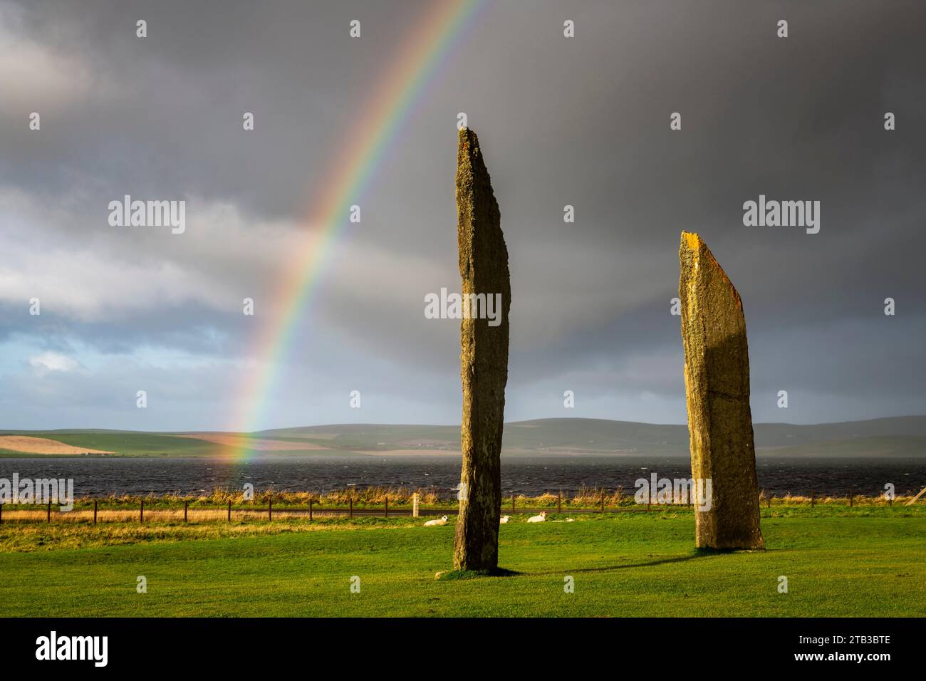 Arc-en-ciel au-dessus des pierres debout de Stenness sur le continent, Orcades, Écosse. Automne (octobre) 2022. Banque D'Images