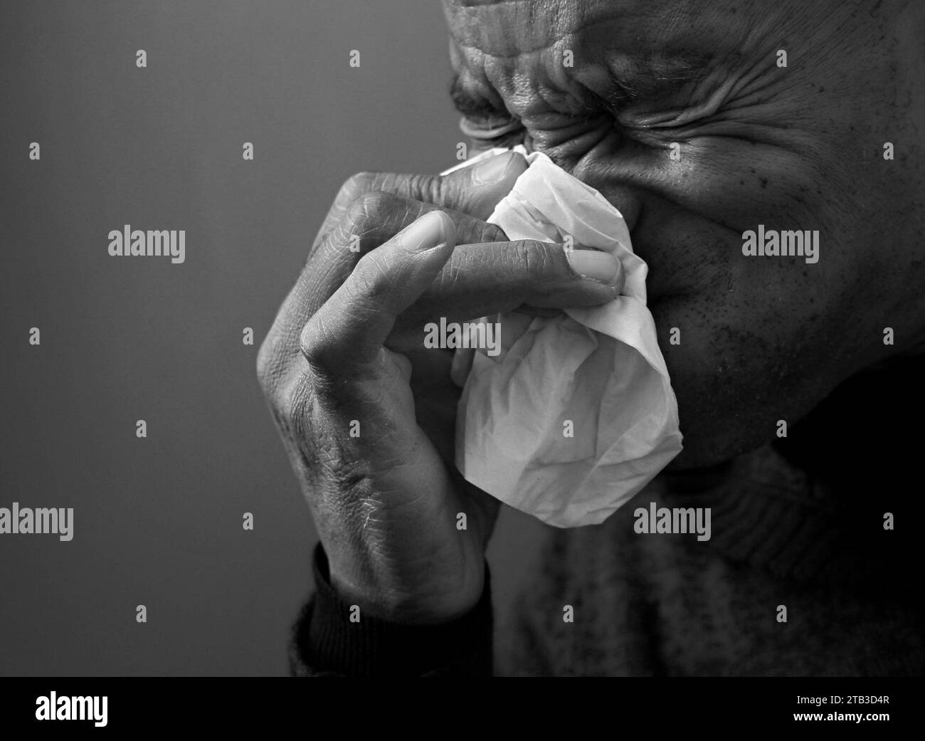 rhume et grippe soufflant nez après avoir attrapé la grippe sur fond noir gris avec des gens stock image photo Banque D'Images