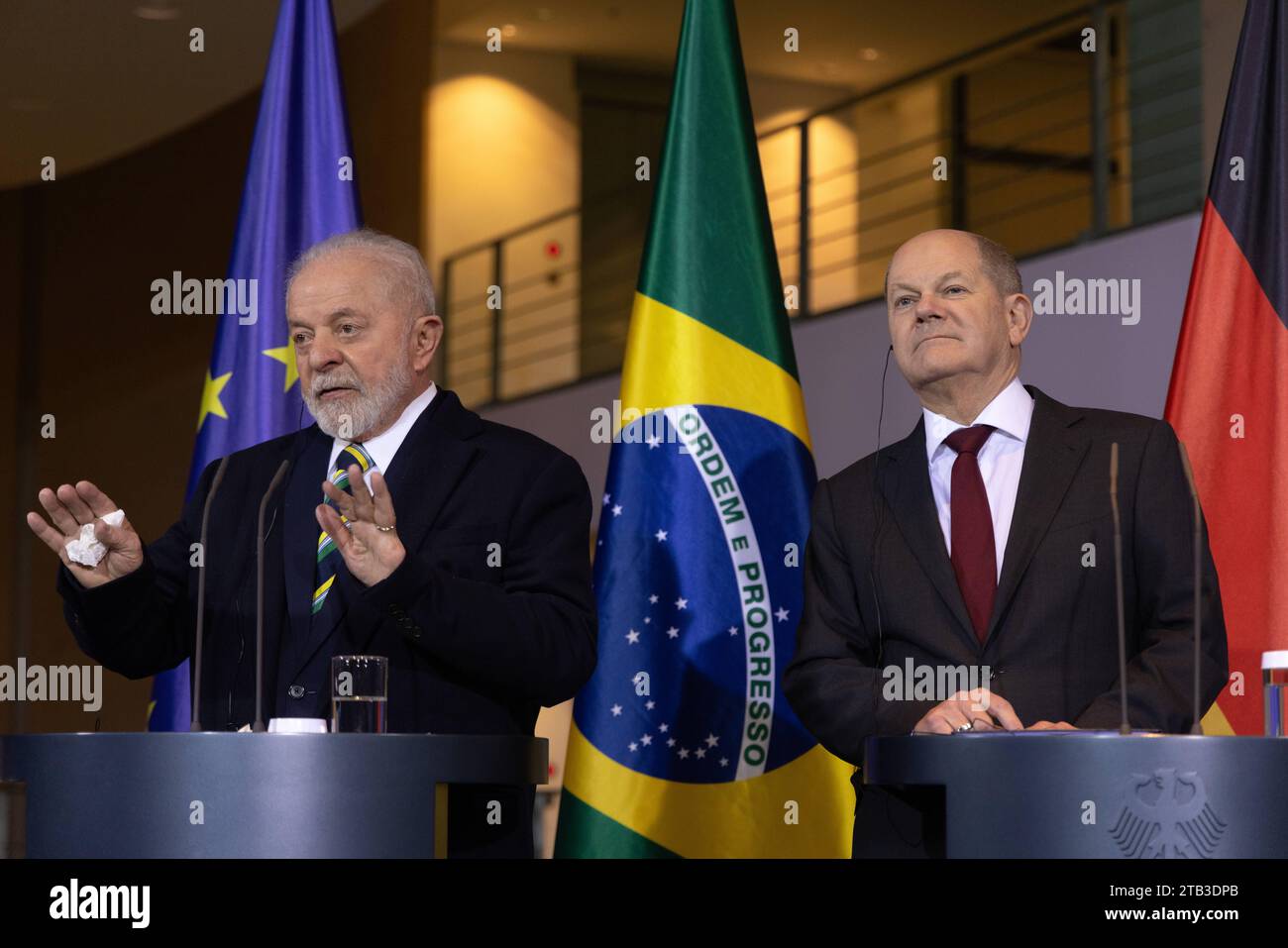 2. Deutsch-Brasilianische Regierungskonsultationen Berlin Berlin, Deutschland - 4. Décembre 2023 : Bundeskanzler OLAF Scholz R spricht mit dem Präsidenten von Brasilien, Luiz Inacio Lula da Silva, zu der presse nach Unterzeichnung einer Partnerschaft für eine sozial gerechte und ökologische transformation im Rahmen der 2. Deutsch-Brasilianischen Regierungskonsultationen im Kanzleramt à Berlin. Berlin crédit : Imago/Alamy Live News Banque D'Images