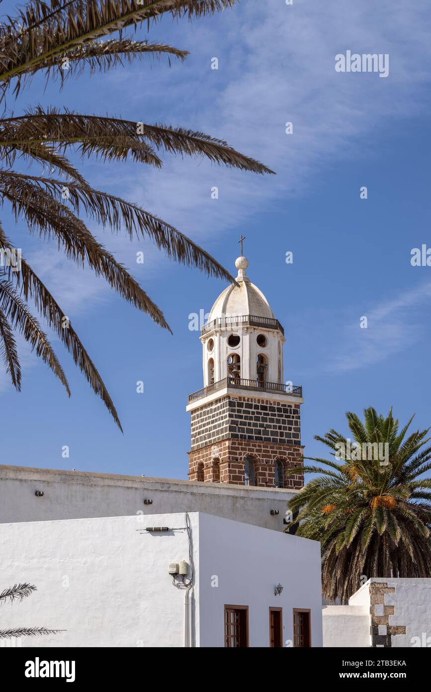 Vue sur la rue Iglesia de Nuestra Señora de Guadalupe sur la Plaza de la Constitución, Teguise Village, Lanzarote, Îles Canaries, Espagne. Banque D'Images