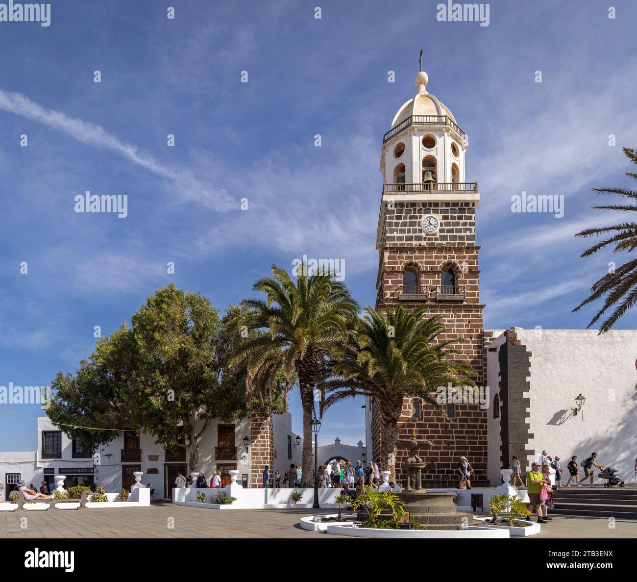 Vue sur la rue Iglesia de Nuestra Señora de Guadalupe sur la Plaza de la Constitución, Teguise Village, Lanzarote, Îles Canaries, Espagne. Banque D'Images