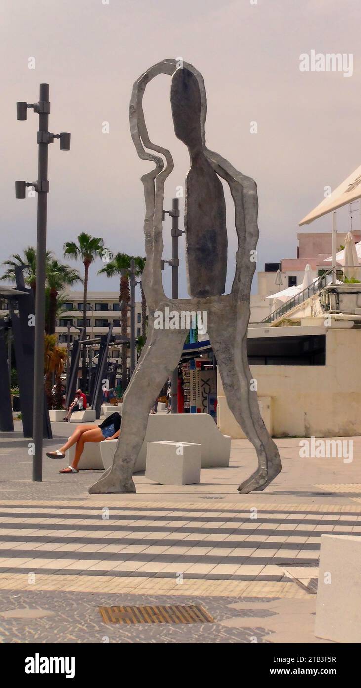 Cala Millor, Majorque, Espagne, 24 mai 2023. Une sculpture métallique dans la principale zone commerçante de la station balnéaire et de vacances populaire de Cala Millor. Banque D'Images