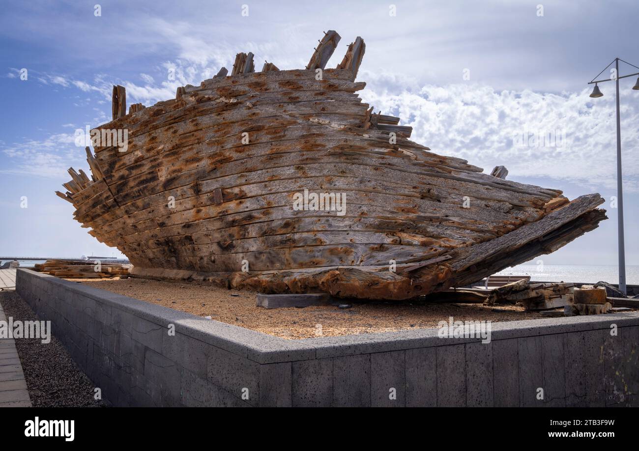 Ancienne épave de bateau en bois exposée sur le front de mer d'Arrecife, Lanzarote, îles Canaries, Espagne. Banque D'Images