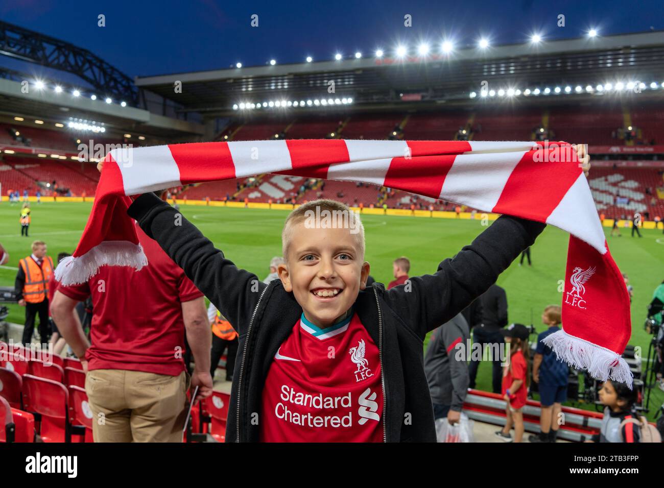 Un enfant heureux au stade Anfield de Liverpool, supporter du Liverpool FC Banque D'Images