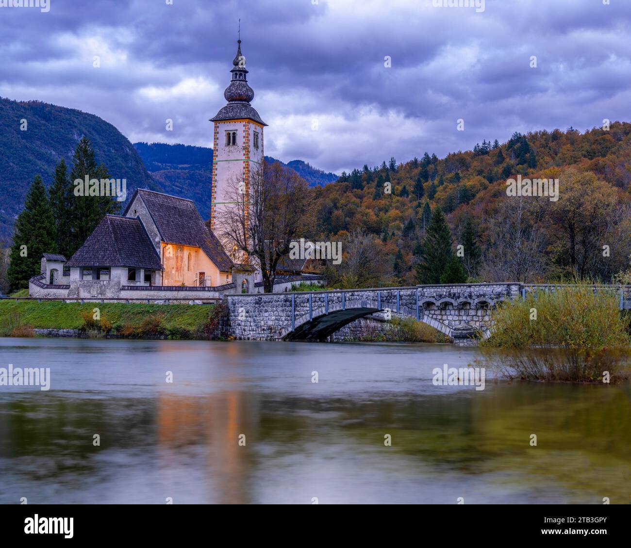 L'église pittoresque de St. Jean-Baptiste sur le lac Bohinj, Slovénie. Banque D'Images