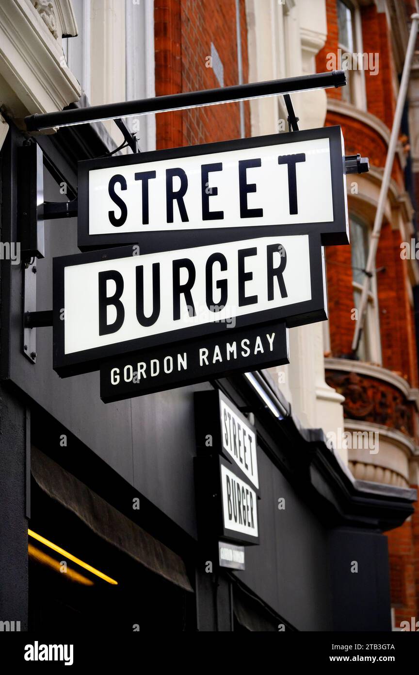 Londres, Royaume-Uni. Gordon Ramsay's Street Burger restaurant, Charing Cross Road Banque D'Images